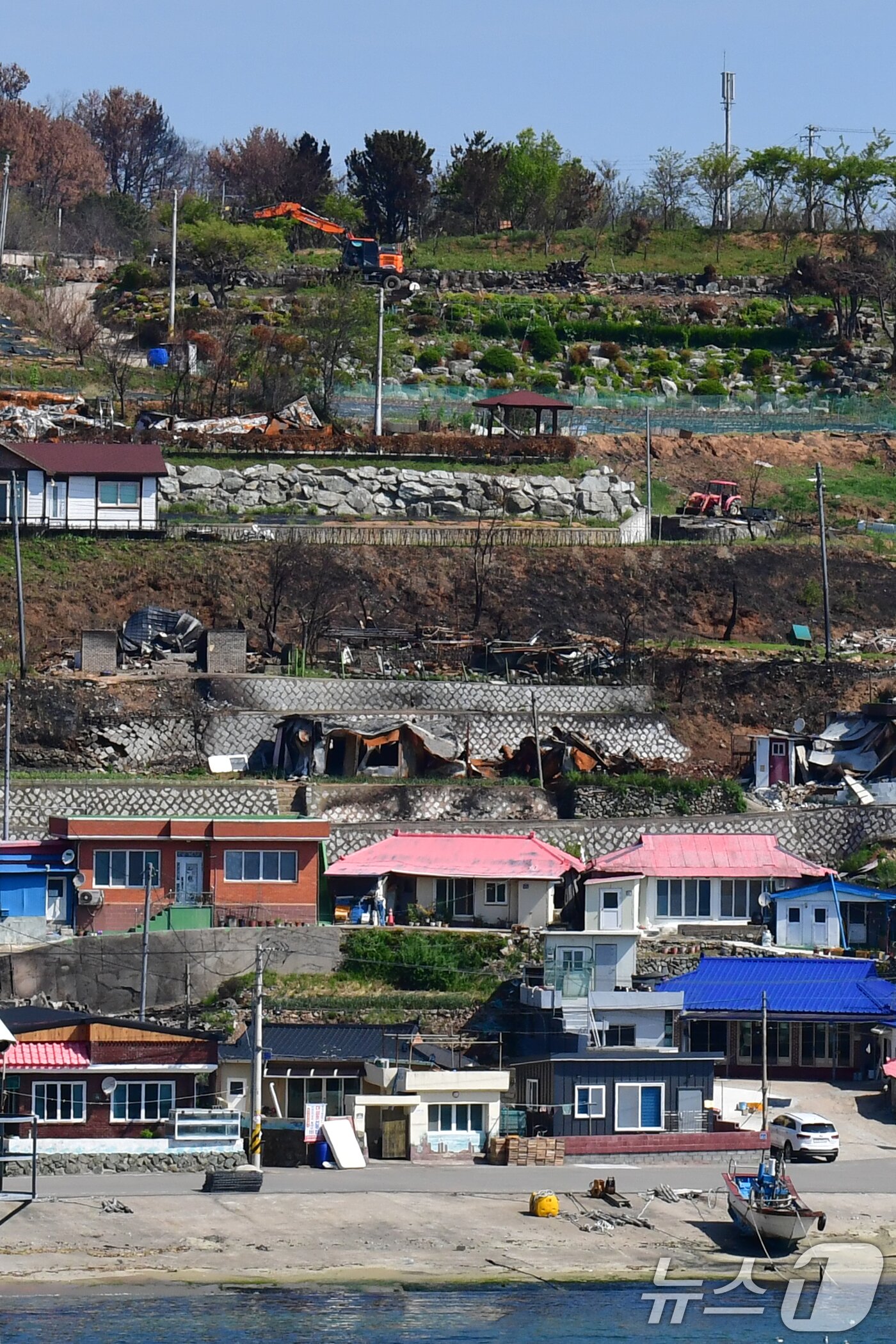 본문 이미지 - 7일 초대형산불피해지역인 경북 영덕군 영덕읍 노물리 마을에서 철거작업이 한창이다. 2025.5.7/뉴스1 ⓒ News1 최창호 기자
