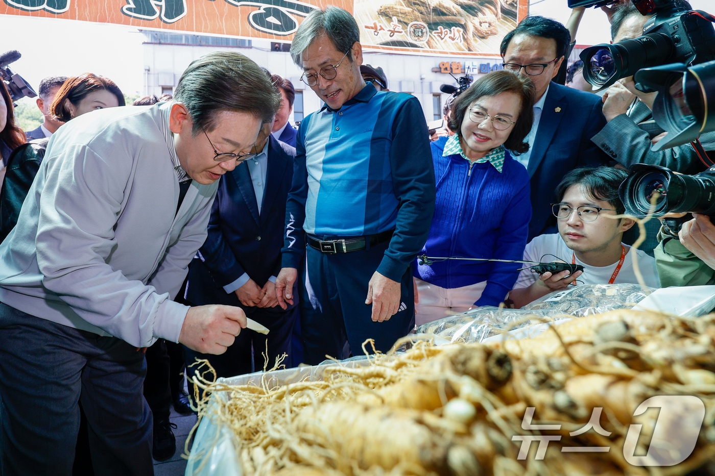 (진안=뉴스1) 안은나 기자 = 이재명 더불어민주당 대통령 후보가 2차 골목골목 경청투어 마지막 날인 7일 오전 전북 진안군 진무로의 인삼사를 찾아 수삼을 맛보고 있다. 2025. …