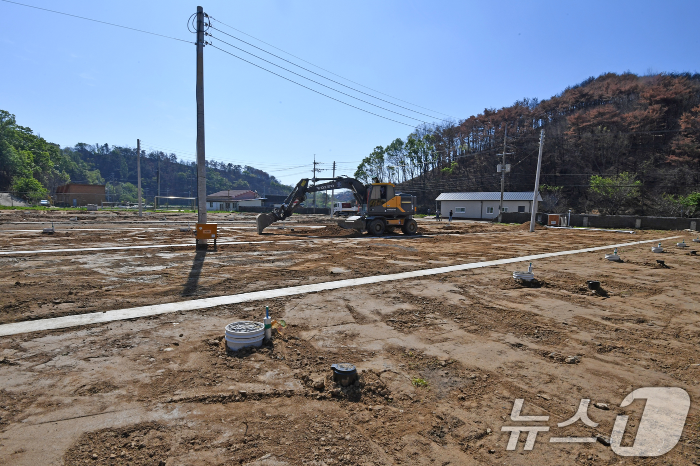 (영덕=뉴스1) 최창호 기자 = 7일 초대형산불피해지역인 경북 영덕군 영덕읍 매정리 초등학교 앞 부지에서 영덕군이 이재민들에게 공급할 임시조립식주택 기반 공사를 진행하고 있다.영덕 …