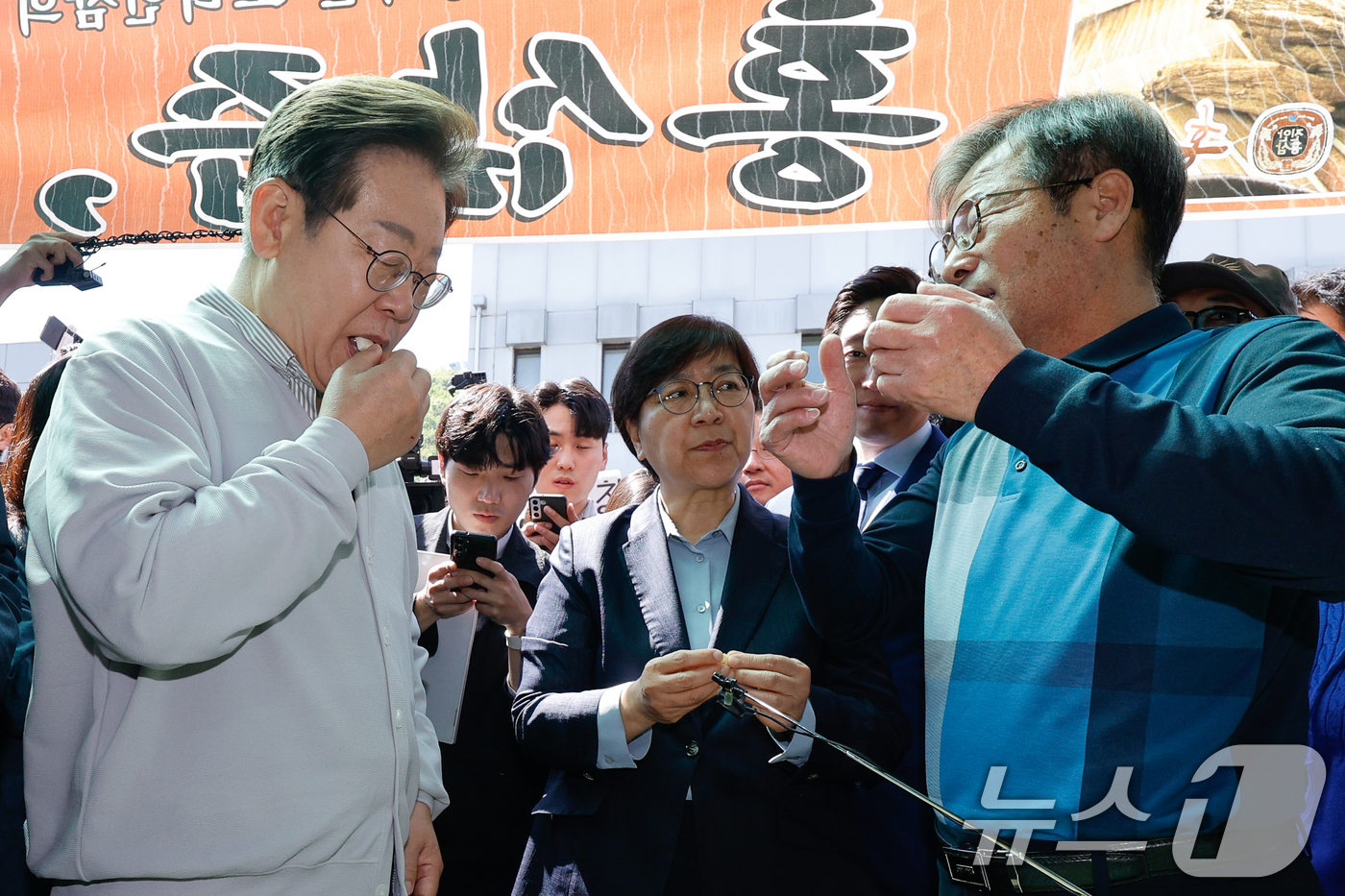 (진안=뉴스1) 안은나 기자 = 이재명 더불어민주당 대통령 후보가 2차 골목골목 경청투어 마지막 날인 7일 오전 전북 진안군 진무로의 인삼사를 찾아 수삼을 맛보고 있다. 2025. …