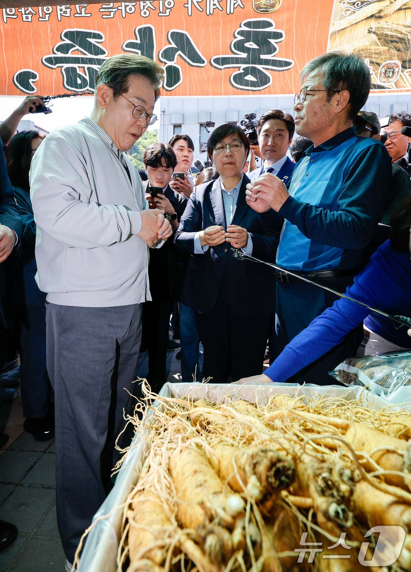 (진안=뉴스1) 안은나 기자 = 이재명 더불어민주당 대통령 후보가 2차 골목골목 경청투어 마지막 날인 7일 오전 전북 진안군 진무로의 인삼사를 찾아 상인 이야기를 듣고 있다. 20 …
