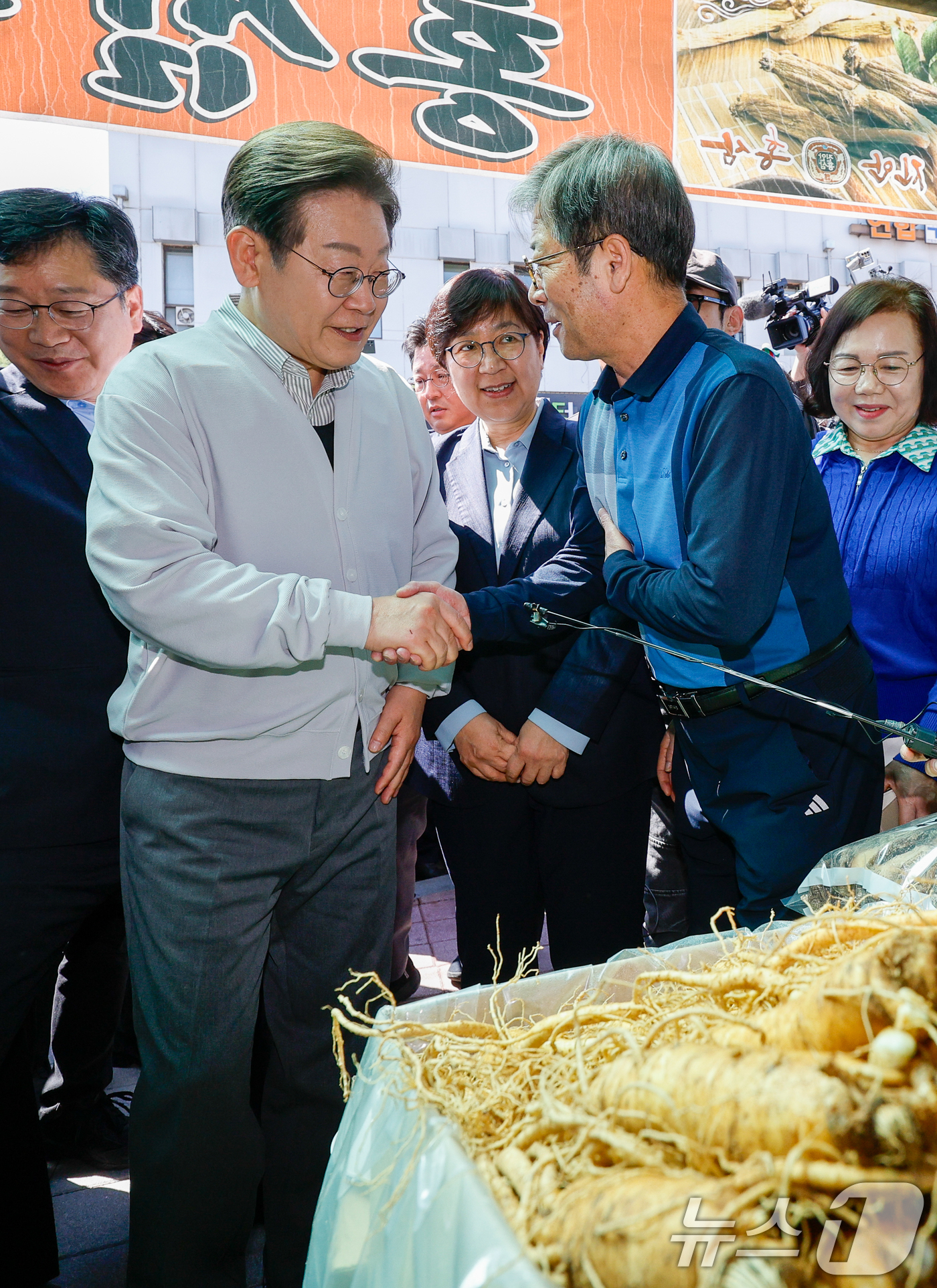 (진안=뉴스1) 안은나 기자 = 이재명 더불어민주당 대통령 후보가 2차 골목골목 경청투어 마지막 날인 7일 오전 전북 진안군 진무로의 인삼사를 찾아 상인과 인사하고 있다. 2025 …