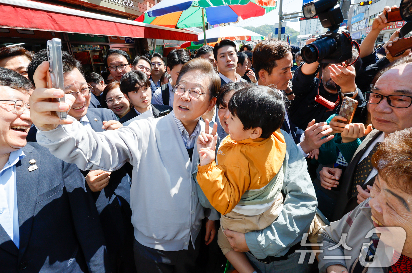 (진안=뉴스1) 안은나 기자 = 이재명 더불어민주당 대통령 후보가 2차 골목골목 경청투어 마지막 날인 7일 오전 전북 진안군 진무로를 찾아 어린이와 셀카를 찍고 있다. 2025.5 …