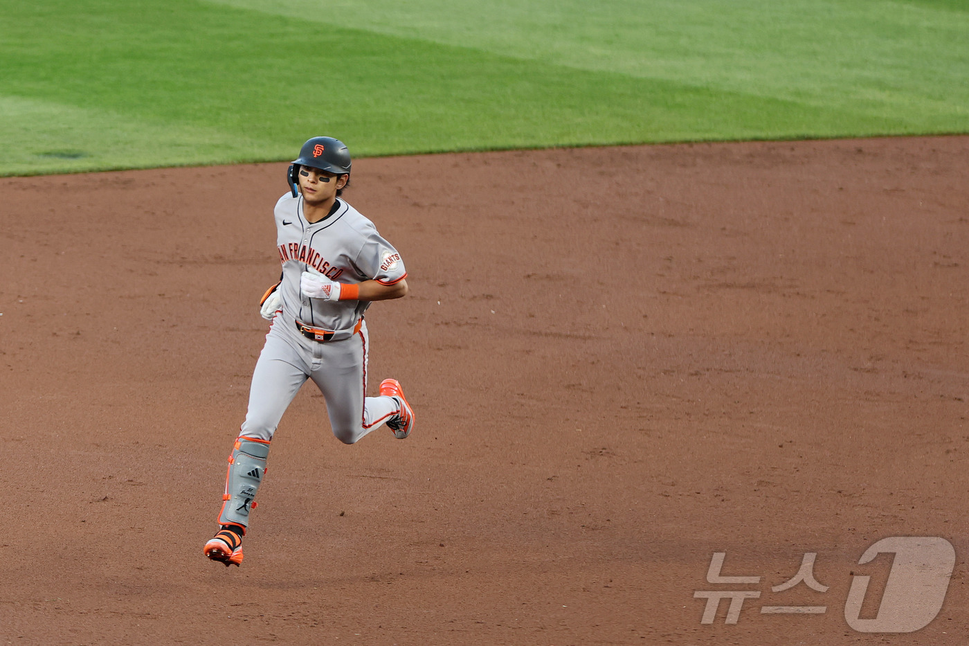 (시카고 AFP=뉴스1) 우동명 기자 = 샌프란시스코 자이언츠의 이정후가 6일(현지시간) 일리노이주 시카고의 리글리필드에서 열린 메이저리그 시카고 컵스와 경기서 22일 만의 홈런인 …