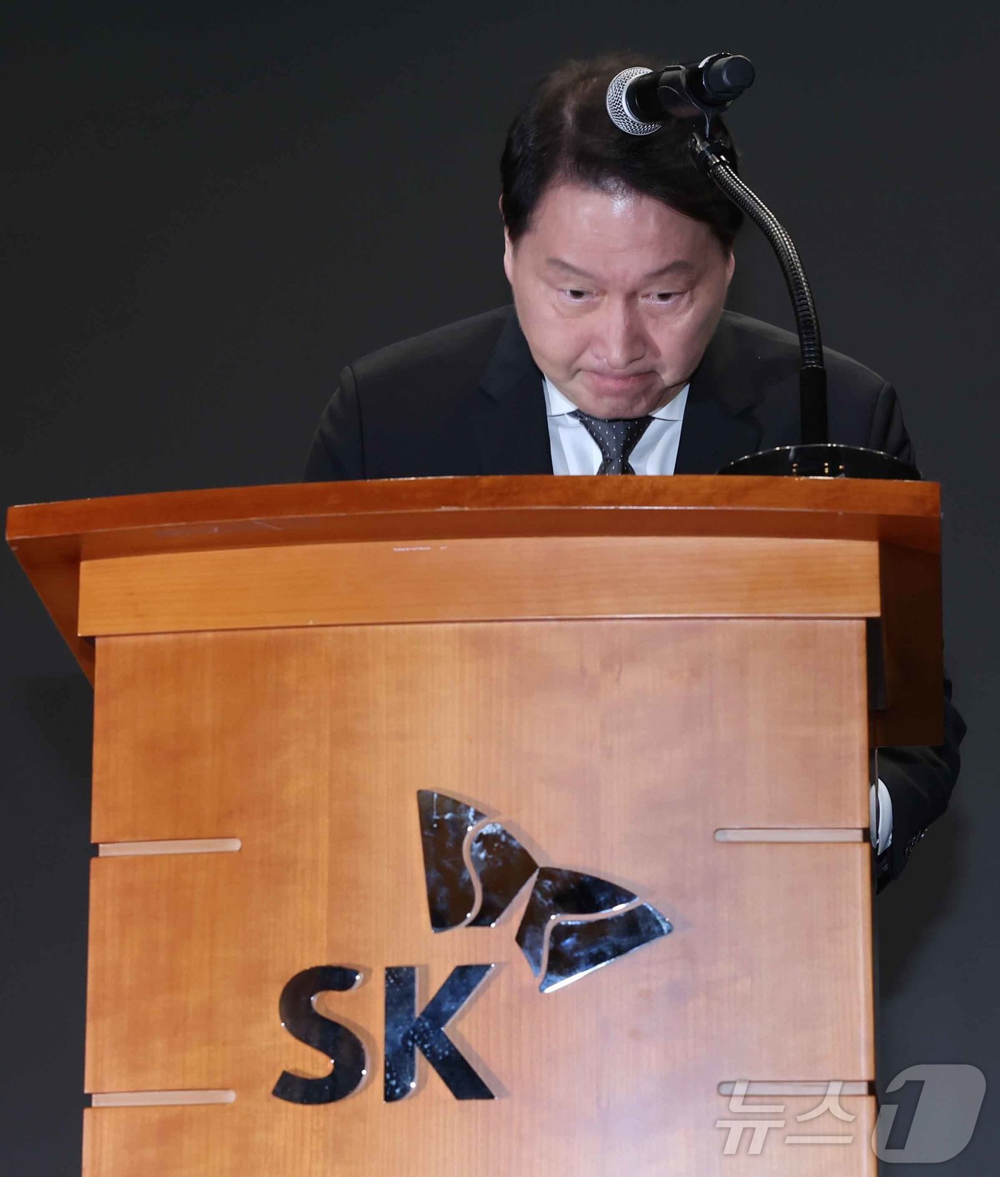 (서울=뉴스1) 박지혜 기자 = 최태원 SK그룹 회장이 7일 오전 서울 중구 SK텔레콤 T타워 SUPEX홀에서 SK텔레콤의 해킹 사고와 관련해 대국민 사과를 하고 있다. (공동취재 …
