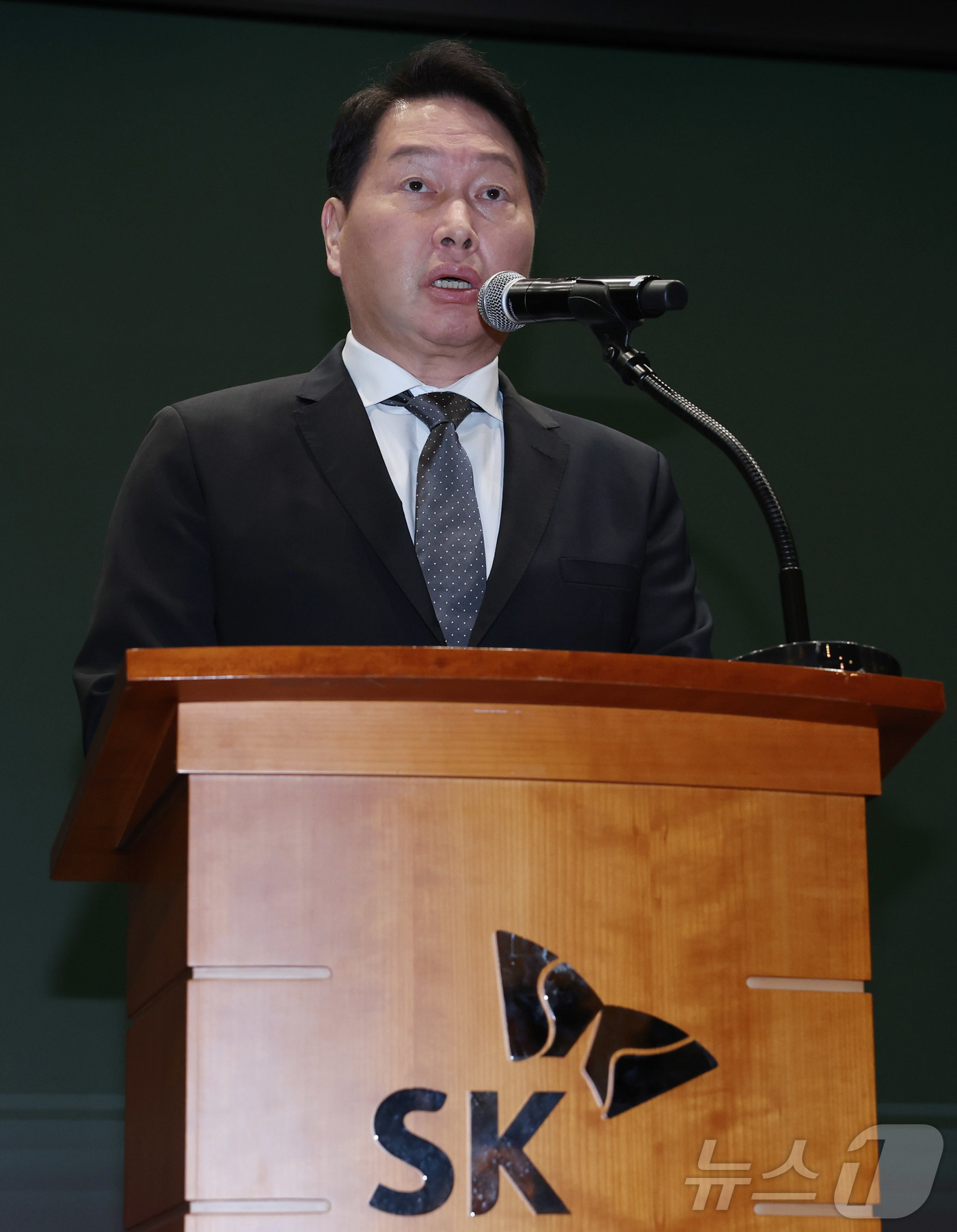 (서울=뉴스1) 박지혜 기자 = 최태원 SK그룹 회장이 7일 오전 서울 중구 SK텔레콤 T타워 SUPEX홀에서 SK텔레콤의 해킹 사고와 관련해 대국민 사과를 하고 있다. (공동취재 …