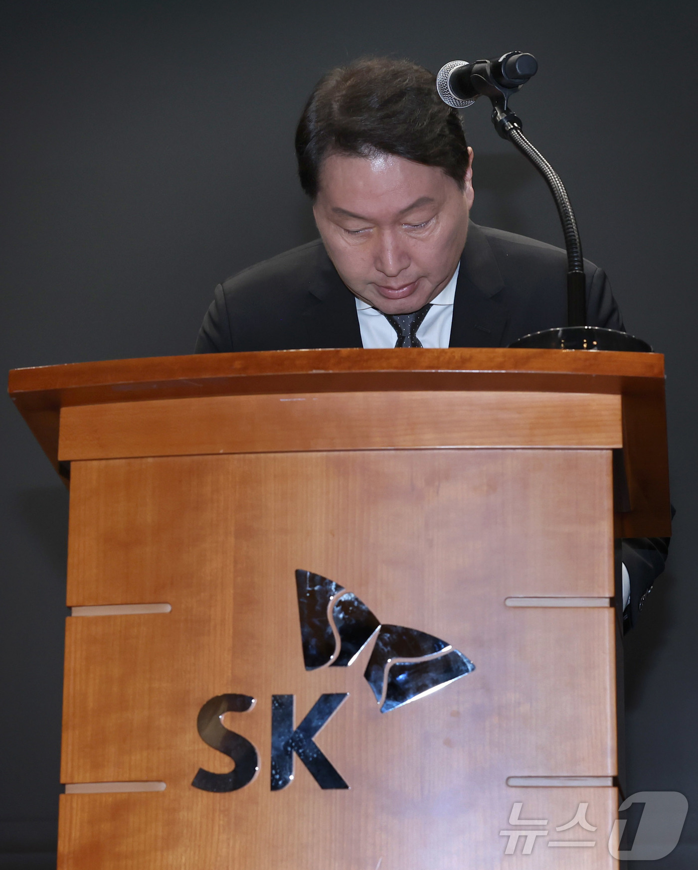 (서울=뉴스1) 박지혜 기자 = 최태원 SK그룹 회장이 7일 오전 서울 중구 SK텔레콤 T타워 SUPEX홀에서 SK텔레콤의 해킹 사고와 관련해 대국민 사과를 하고 있다. (공동취재 …