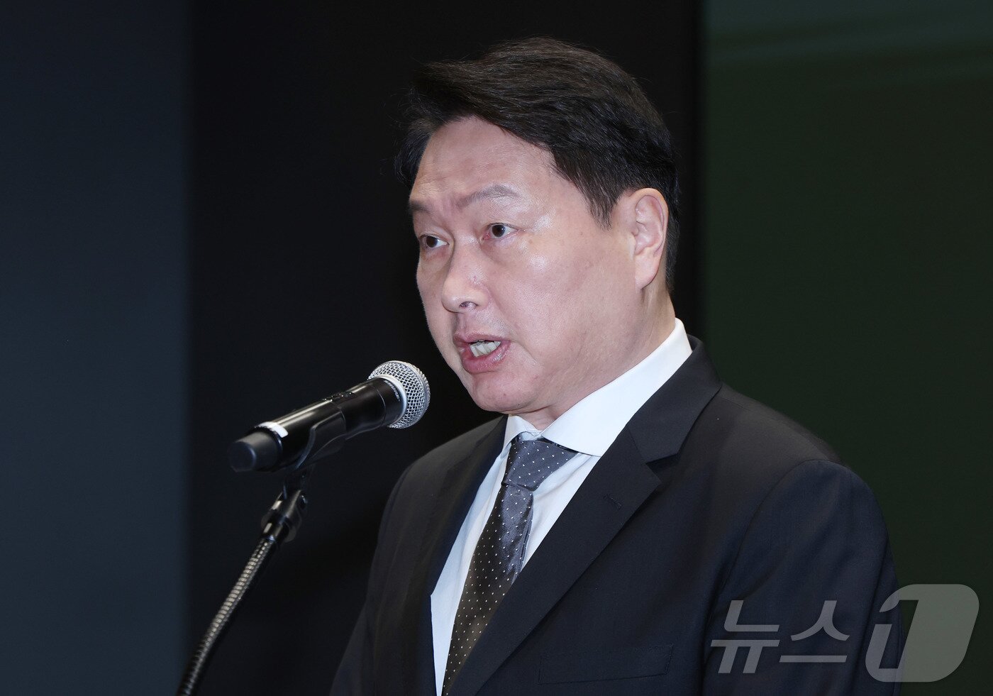 본문 이미지 - 최태원 SK그룹 회장이 7일 오전 서울 중구 SK텔레콤 T타워 SUPEX홀에서 SK텔레콤의 해킹 사고와 관련해 대국민 사과를 하고 있다. (공동취재) 2025.5.7/뉴스1 ⓒ News1 박지혜 기자