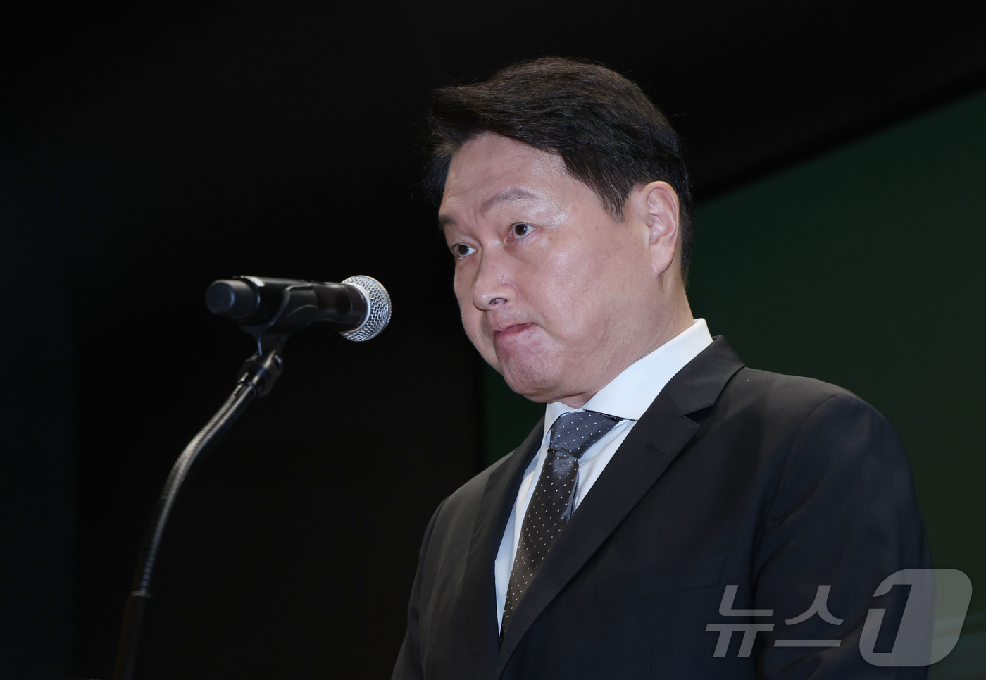(서울=뉴스1) 박지혜 기자 = 최태원 SK그룹 회장이 7일 오전 서울 중구 SK텔레콤 T타워 SUPEX홀에서 SK텔레콤의 해킹 사고와 관련해 대국민 사과를 하고 있다. (공동취재 …