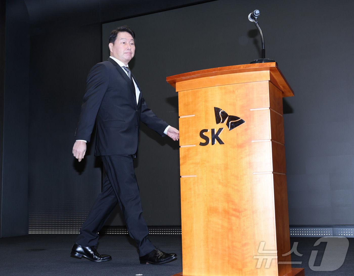 (서울=뉴스1) 박지혜 기자 = 최태원 SK그룹 회장이 7일 오전 서울 중구 SK텔레콤 T타워 SUPEX홀에서 SK텔레콤의 해킹 사고와 관련해 대국민 사과를 위해 입장하고 있다. …