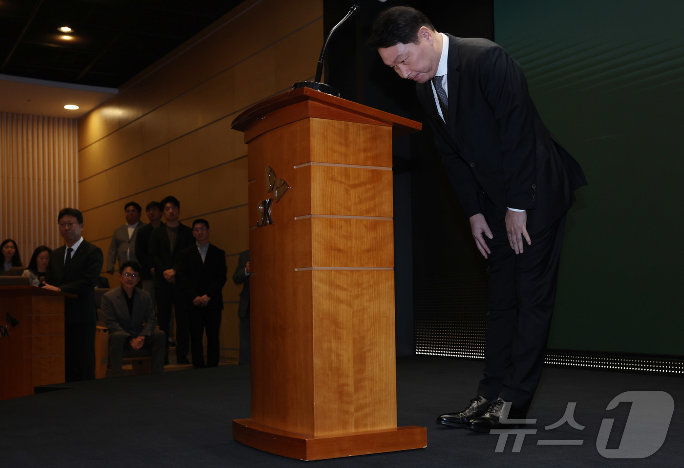 (서울=뉴스1) 박지혜 기자 = 최태원 SK그룹 회장이 7일 오전 서울 중구 SK텔레콤 T타워 SUPEX홀에서 SK텔레콤의 해킹 사고와 관련해 대국민 사과를 하고 있다. (공동취재 …