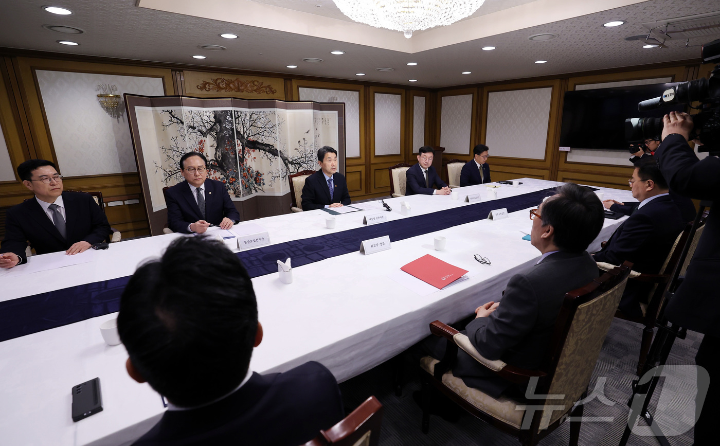 (서울=뉴스1) = 이주호 대통령 권한대행 부총리 겸 교육부 장관이 7일 서울 종로구 정부서울청사에 열린 경제안보전략 간담회에서 모두발언을 하고 있다. (교육부 제공. 재판매 및 …