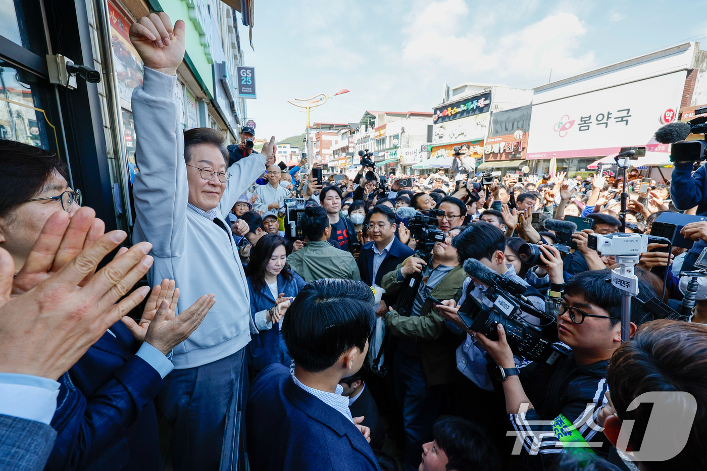 (진안=뉴스1) 안은나 기자 = 이재명 더불어민주당 대통령 후보가 2차 골목골목 경청투어 마지막 날인 7일 오전 전북 진안군 진무로를 찾아 즉흥 연설에 앞서 인사하고 있다. 202 …
