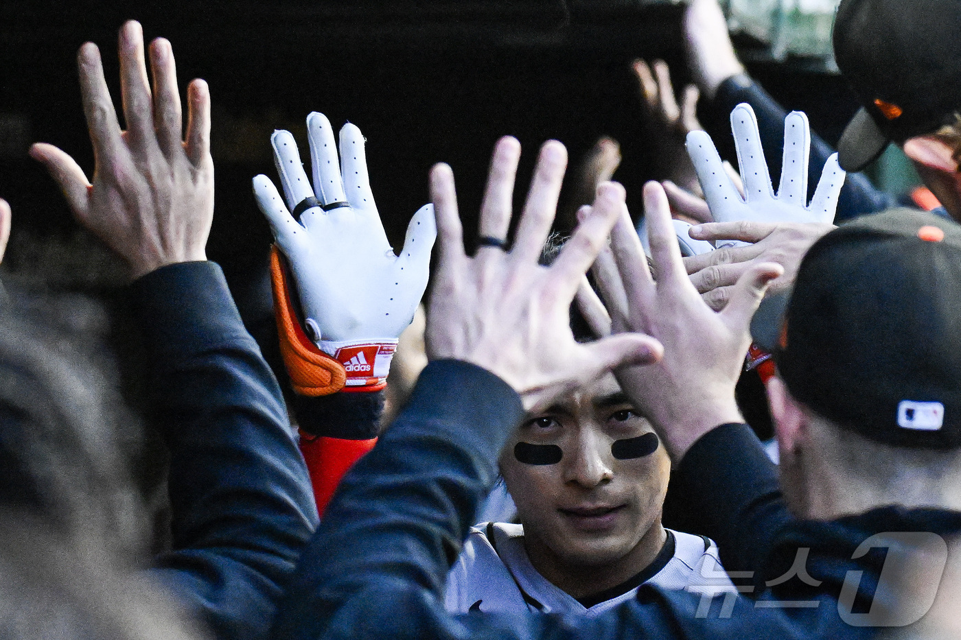 (시카고 로이터=뉴스1) 우동명 기자 = 샌프란시스코 자이언츠의 이정후가 6일(현지시간) 일리노이주 시카고의 리글리필드에서 열린 메이저리그 시카고 컵스와 경기서 22일 만의 홈런인 …