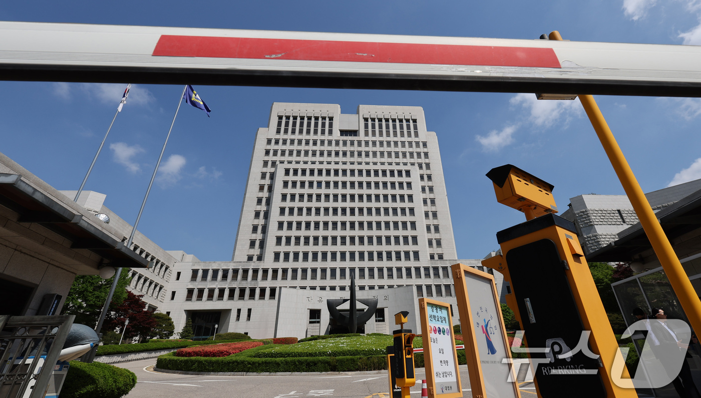 (서울=뉴스1) 장수영 기자 = 7일 오전 서울 서초구 대법원 청사의 모습.최근 대법원이 이재명 더불어민주당 대선 후보에 대한 사건을 파기환송 결정하면서 민주당이 반발, 조희대 대 …