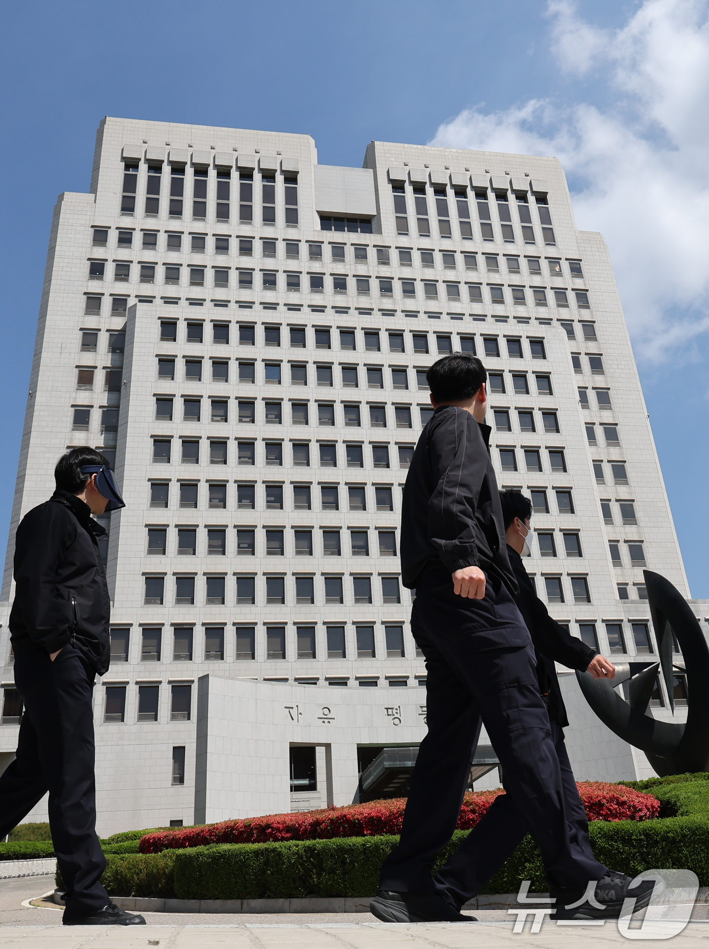 (서울=뉴스1) 장수영 기자 = 7일 오전 서울 서초구 대법원 청사의 모습.최근 대법원이 이재명 더불어민주당 대선 후보에 대한 사건을 파기환송 결정하면서 민주당이 반발, 조희대 대 …