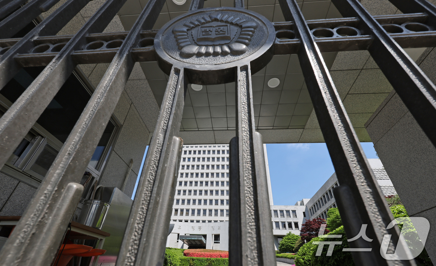 (서울=뉴스1) 장수영 기자 = 7일 오전 서울 서초구 대법원 청사의 모습.최근 대법원이 이재명 더불어민주당 대선 후보에 대한 사건을 파기환송 결정하면서 민주당이 반발, 조희대 대 …