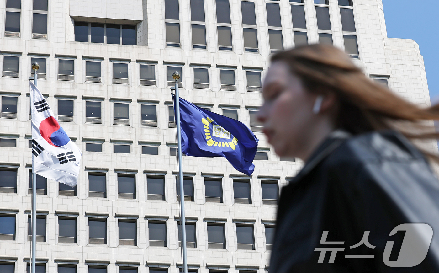 (서울=뉴스1) 장수영 기자 = 7일 오전 서울 서초구 대법원 청사의 모습.최근 대법원이 이재명 더불어민주당 대선 후보에 대한 사건을 파기환송 결정하면서 민주당이 반발, 조희대 대 …