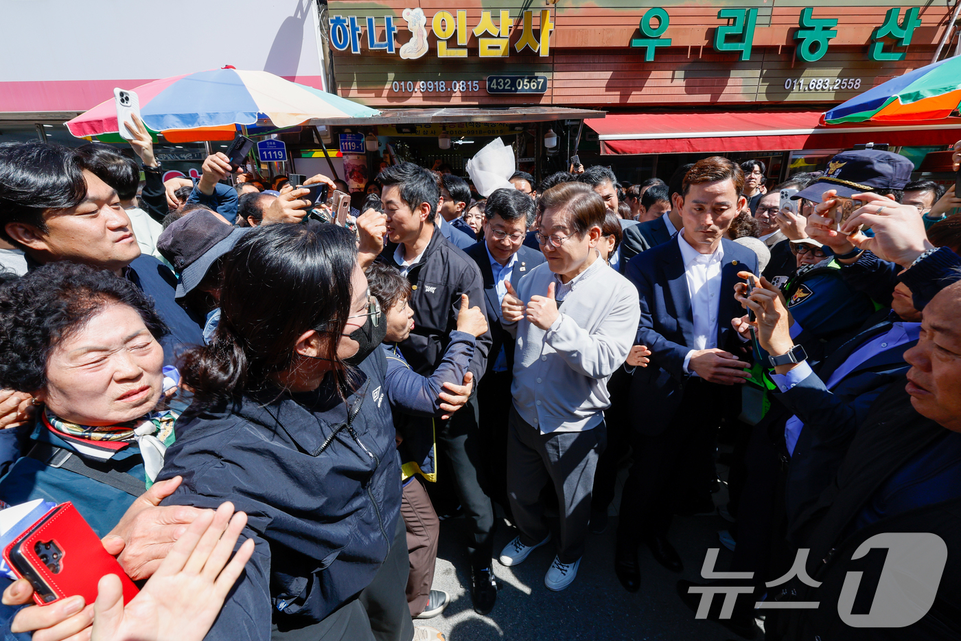 (진안=뉴스1) 안은나 기자 = 이재명 더불어민주당 대통령 후보가 2차 골목골목 경청투어 마지막 날인 7일 오전 전북 진안군 진무로를 찾아 인사하고 있다. 2025.5.7/뉴스1