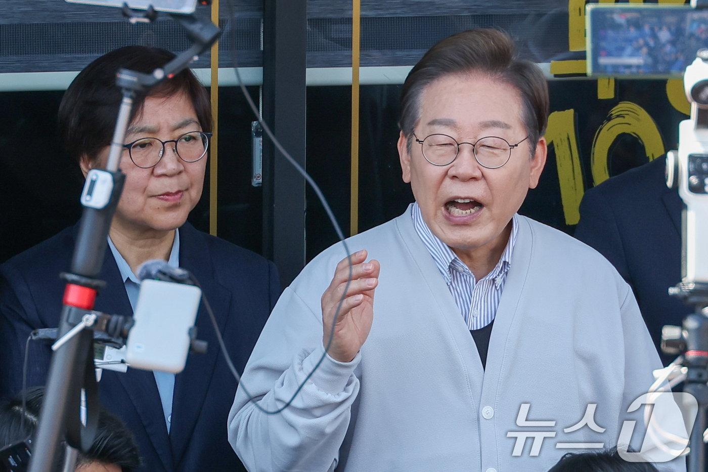 (진안=뉴스1) 안은나 기자 = 이재명 더불어민주당 대통령 후보가 2차 골목골목 경청투어 마지막 날인 7일 오전 전북 진안군 진무로를 찾아 즉흥 연설하고 있다. 왼쪽은 정은경 총괄 …