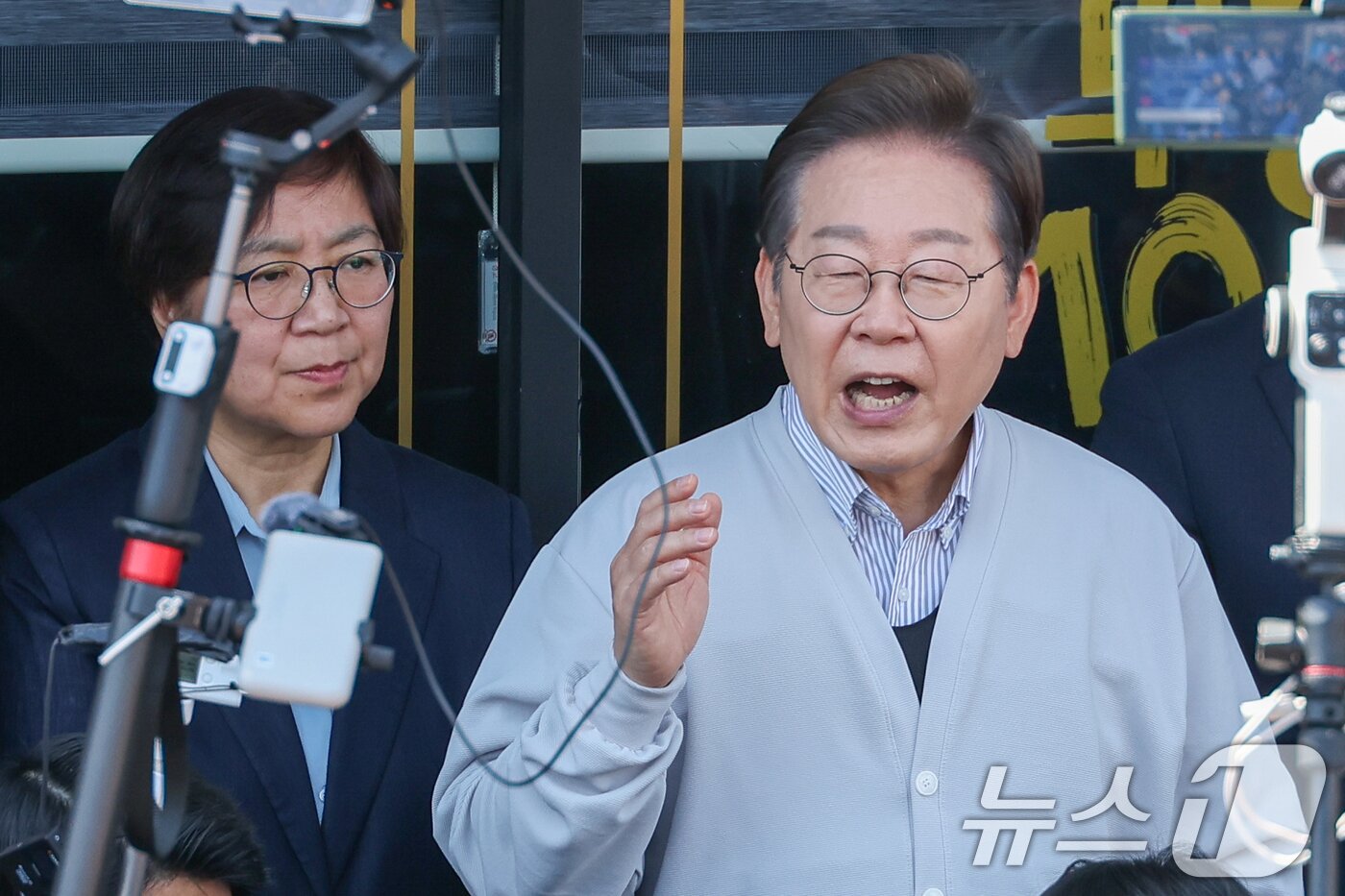 본문 이미지 - 이재명 더불어민주당 대통령 후보가 2차 골목골목 경청투어 마지막 날인 7일 오전 전북 진안군 진무로를 찾아 즉흥 연설하고 있다. 왼쪽은 정은경 총괄선대위원장. 2025.5.7/뉴스1 ⓒ News1 안은나 기자