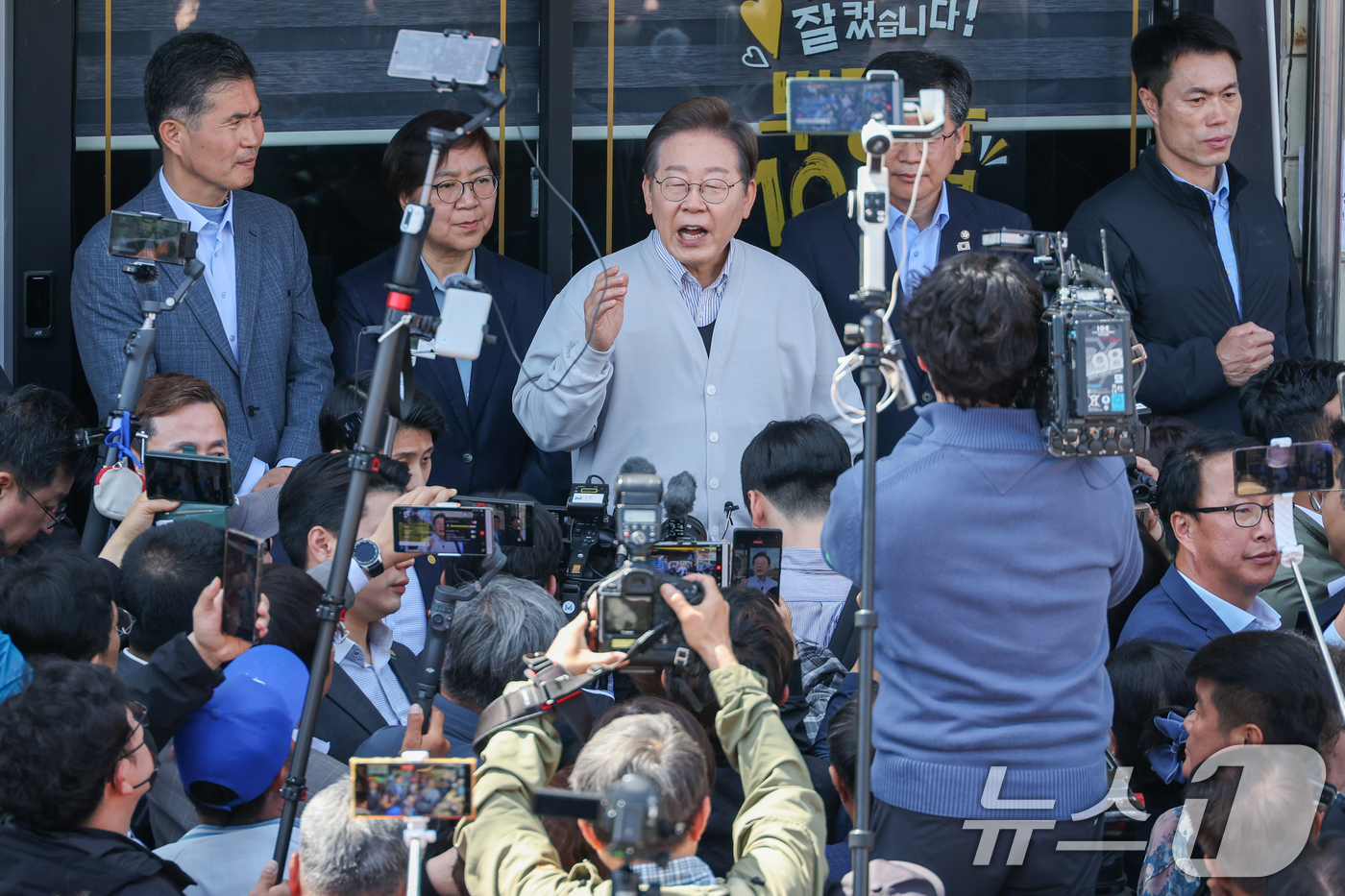 (진안=뉴스1) 안은나 기자 = 이재명 더불어민주당 대통령 후보가 2차 골목골목 경청투어 마지막 날인 7일 오전 전북 진안군 진무로를 찾아 즉흥 연설하고 있다. 왼쪽은 정은경 총괄 …