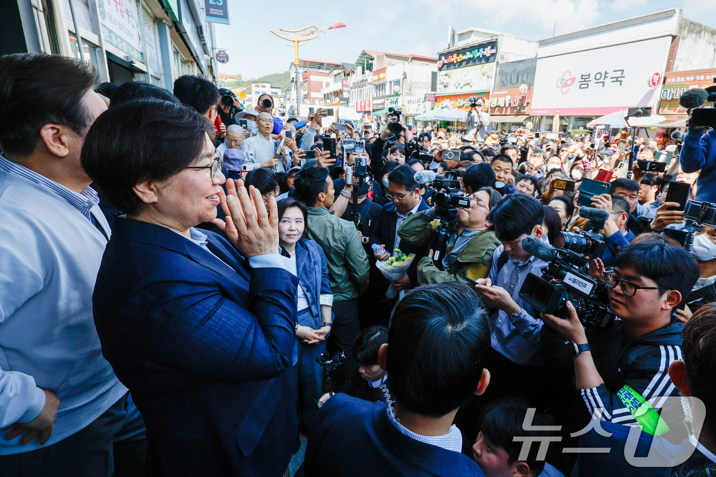 (진안=뉴스1) 안은나 기자 = 정은경 더불어민주당 총괄선대위원장이 7일 오전 전북 진안군 진무로를 찾아 이재명 대통령 후보 즉흥 연설에 앞서 인사하고 있다. 2025.5.7/뉴스 …