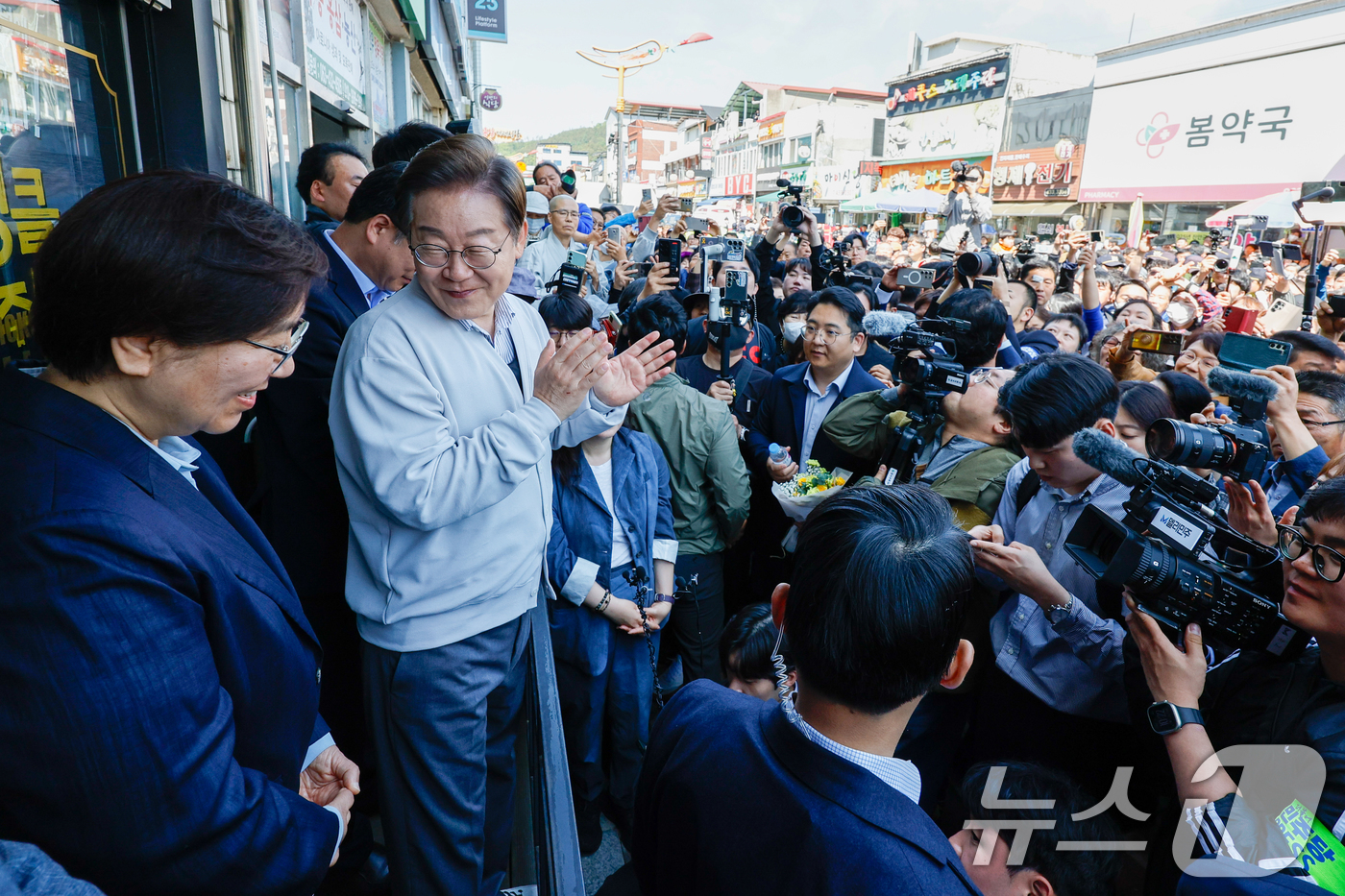(진안=뉴스1) 안은나 기자 = 이재명 더불어민주당 대통령 후보가 2차 골목골목 경청투어 마지막 날인 7일 오전 전북 진안군 진무로를 찾아 즉흥 연설에 앞서 정은경 총괄선대위원장을 …