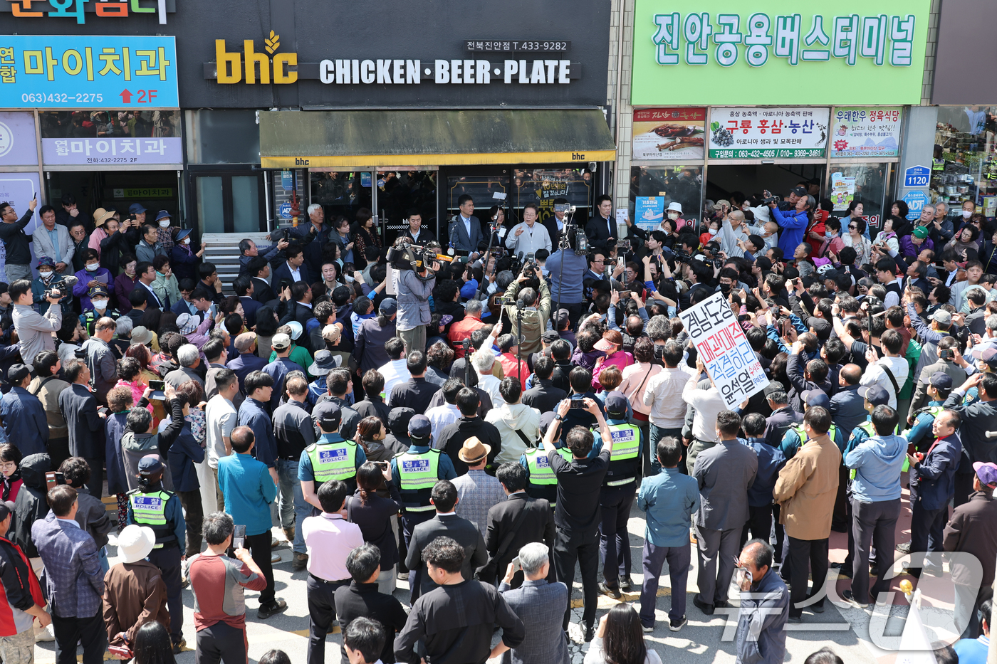 (진안=뉴스1) 안은나 기자 = 이재명 더불어민주당 대통령 후보가 2차 골목골목 경청투어 마지막 날인 7일 오전 전북 진안군 진무로를 찾아 즉흥 연설하고 있다. 2025.5.7/뉴 …