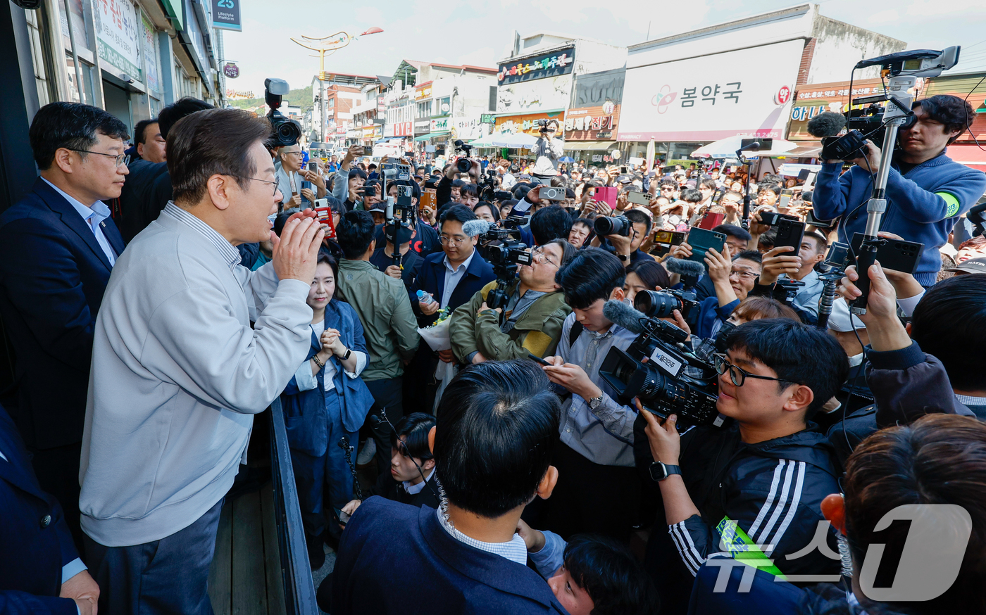 (진안=뉴스1) 안은나 기자 = 이재명 더불어민주당 대통령 후보가 2차 골목골목 경청투어 마지막 날인 7일 오전 전북 진안군 진무로를 찾아 즉흥 연설하고 있다. 2025.5.7/뉴 …
