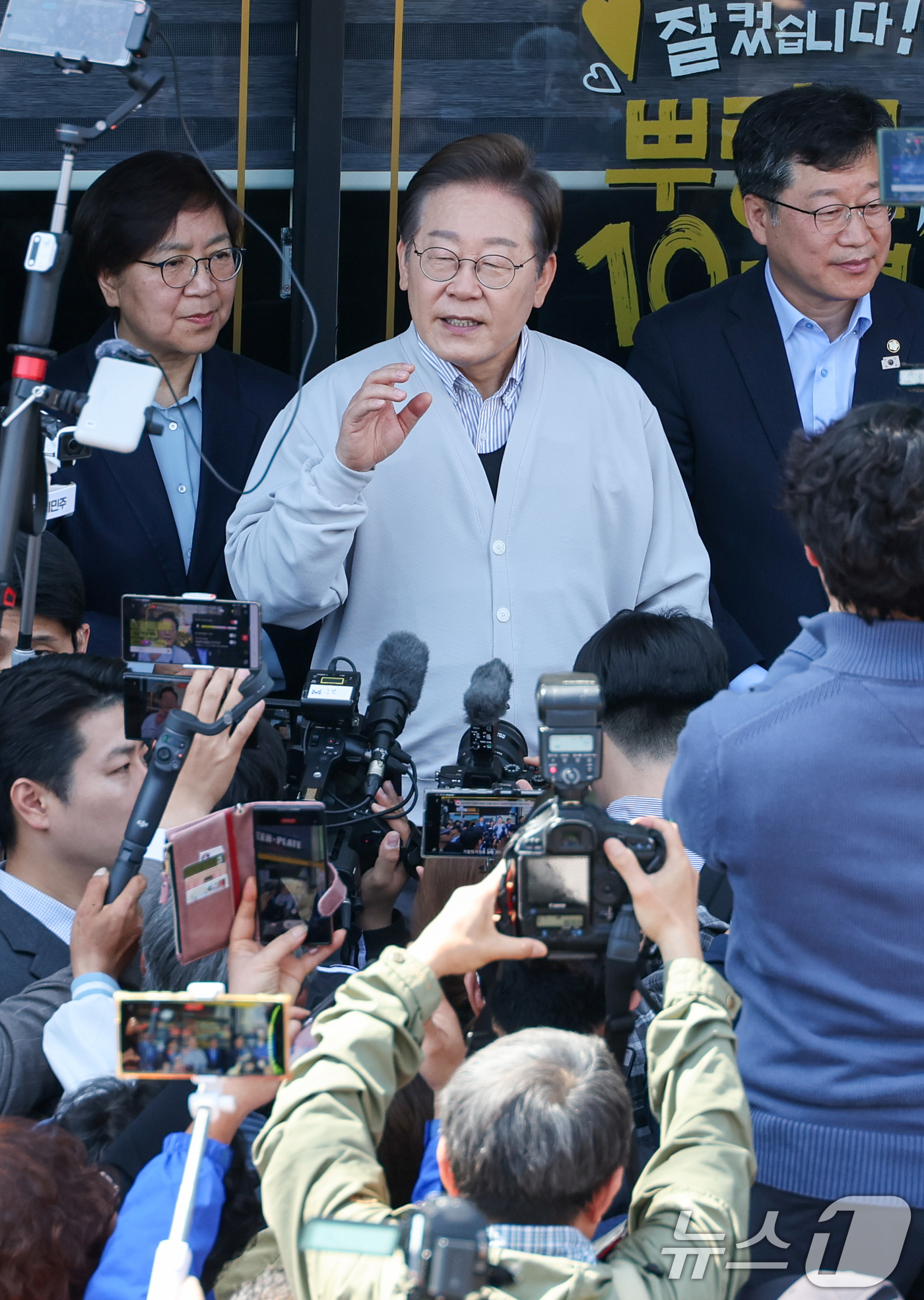 (진안=뉴스1) 안은나 기자 = 이재명 더불어민주당 대통령 후보가 2차 골목골목 경청투어 마지막 날인 7일 오전 전북 진안군 진무로를 찾아 즉흥 연설하고 있다. 왼쪽부터 정은경 총 …