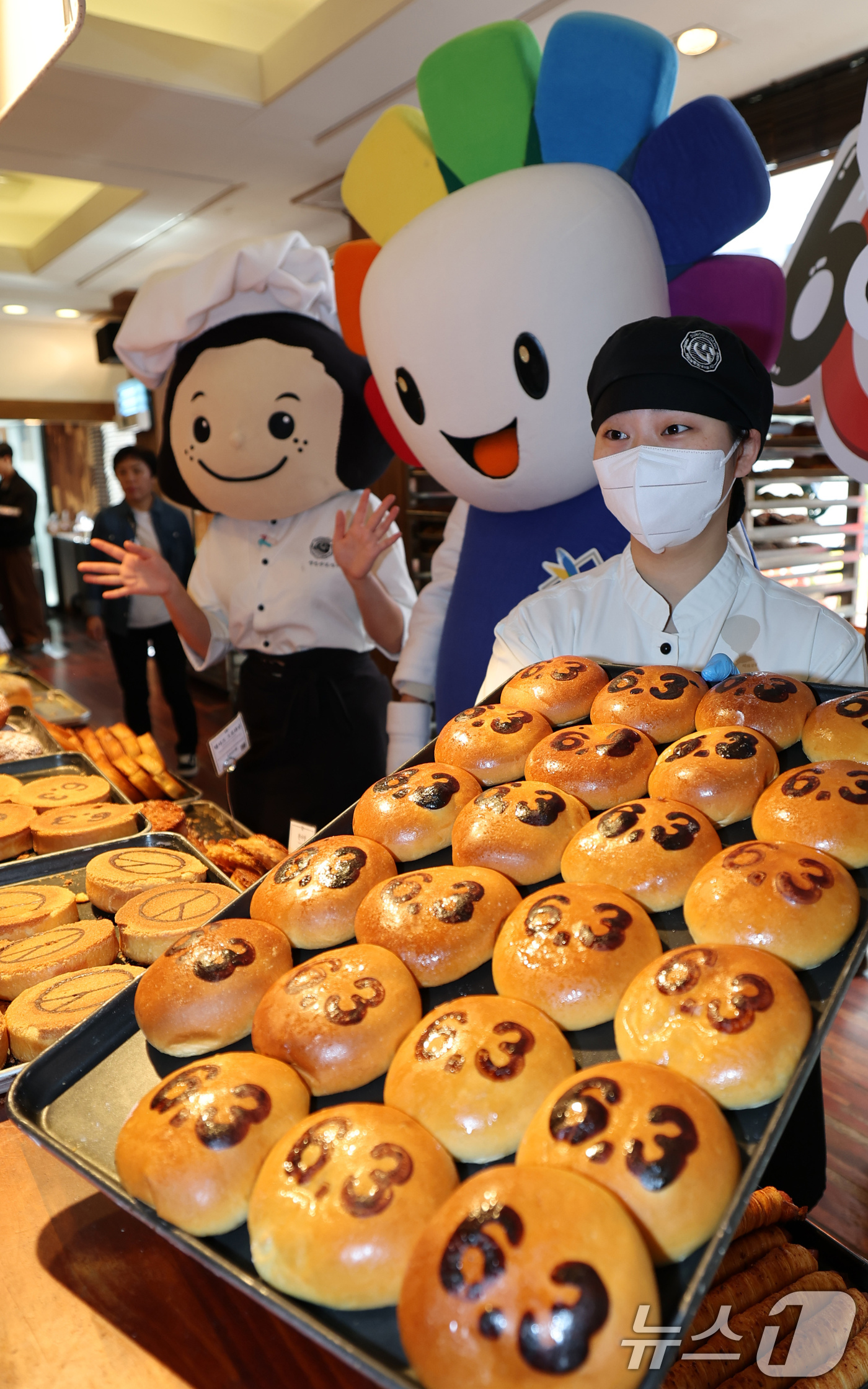 (대전=뉴스1) 김기태 기자 = 제21대 대통령선거를 앞둔 7일 대전 성심당 본점에서 성심당과 대전시선거관리위원회 직원들이 선거빵을 홍보하고 있다. 대전선관위는 일상 속 친숙한 먹 …