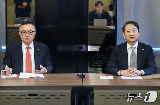 본문 이미지 - 안덕근 산업통상자원부 장관과 황주호 한수원 사장은 6일&#40;현지시간&#41; 체코 현지에서 언론 간담회를 하고 있다. /2025.5.6/ &#40;산업부 제공&#41; ⓒ News1