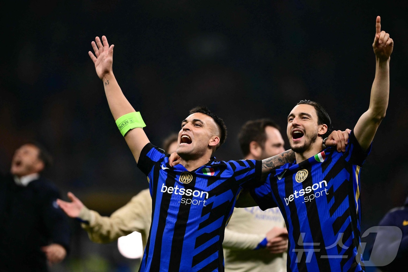 (밀라노 AFP=뉴스1) 우동명 기자 = 인테르 밀란의 라우타로 마르티네스와 마테오 다르미안이 6일(현지시간) 이탈리아 밀라노 산 시로 스타디움에서 열린 UEFA 챔피언스리그 4강 …