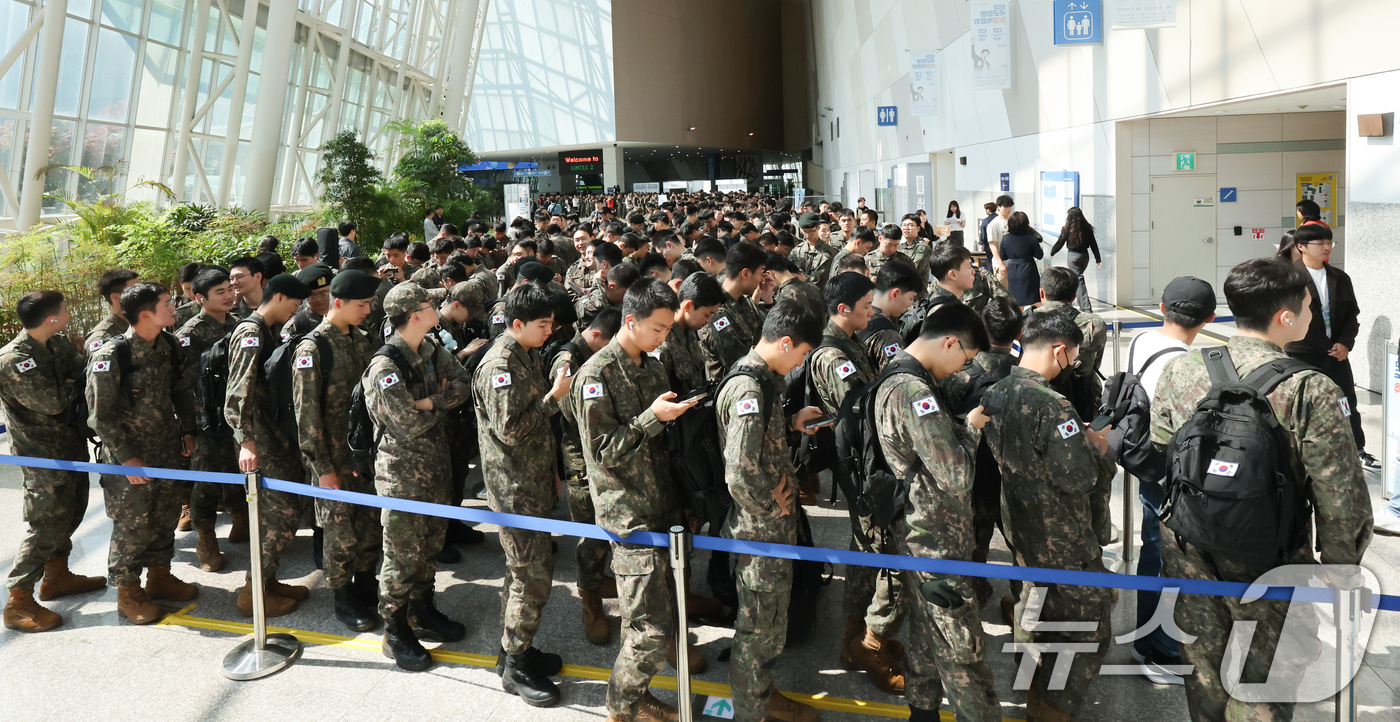 (고양=뉴스1) 허경 기자 = 7일 경기 고양시 킨텍스에서 열린 국군장병 취업박람회에서 장병들이 입장을 기다리고 있다. 2025.5.7/뉴스1