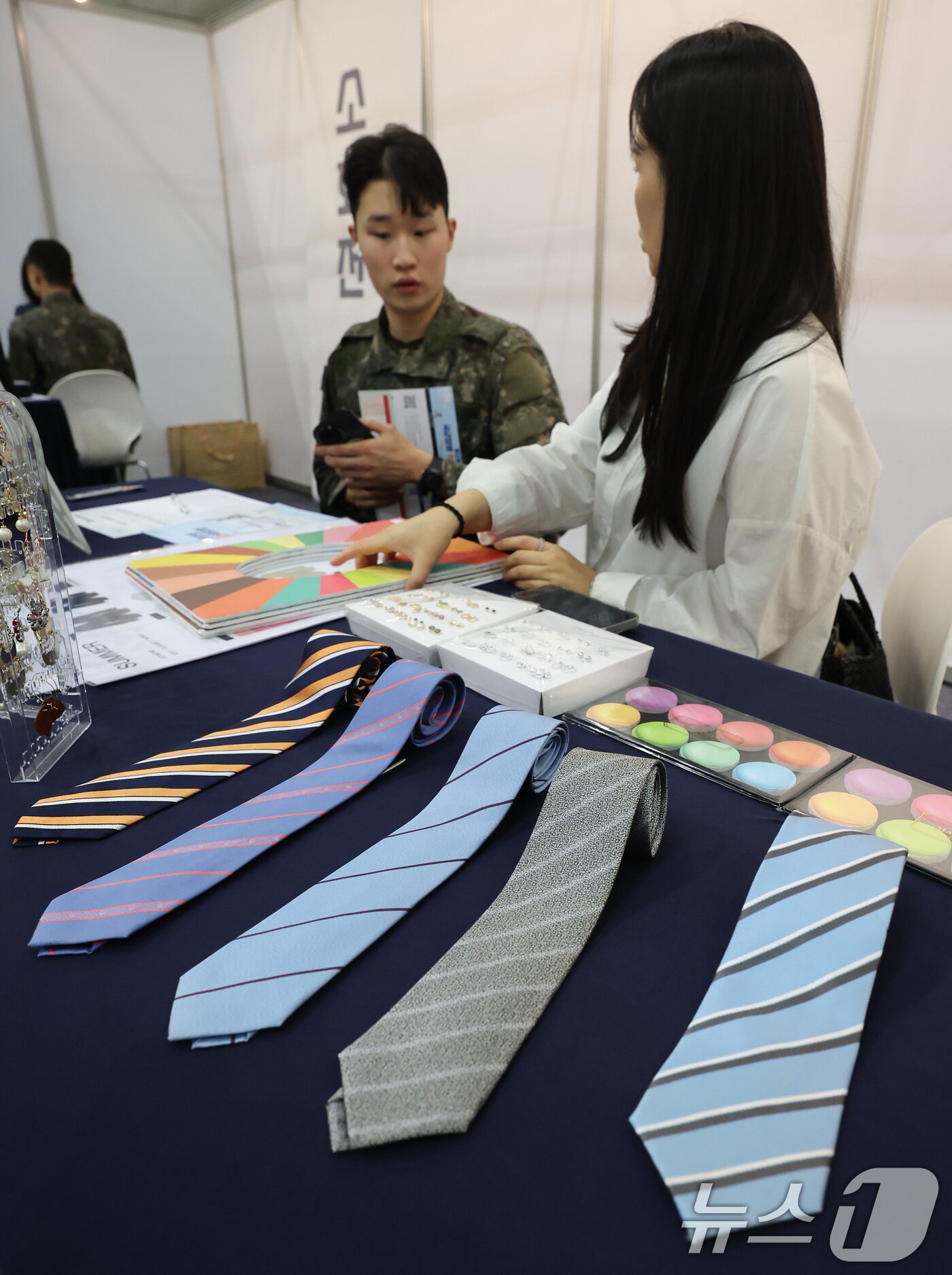본문 이미지 - 7일 경기 고양시 킨텍스에서 열린 국군장병 취업박람회에서 장병들이 퍼스널 컬러 상담을 받고 있다. 2025.5.7/뉴스1 ⓒ News1 허경 기자