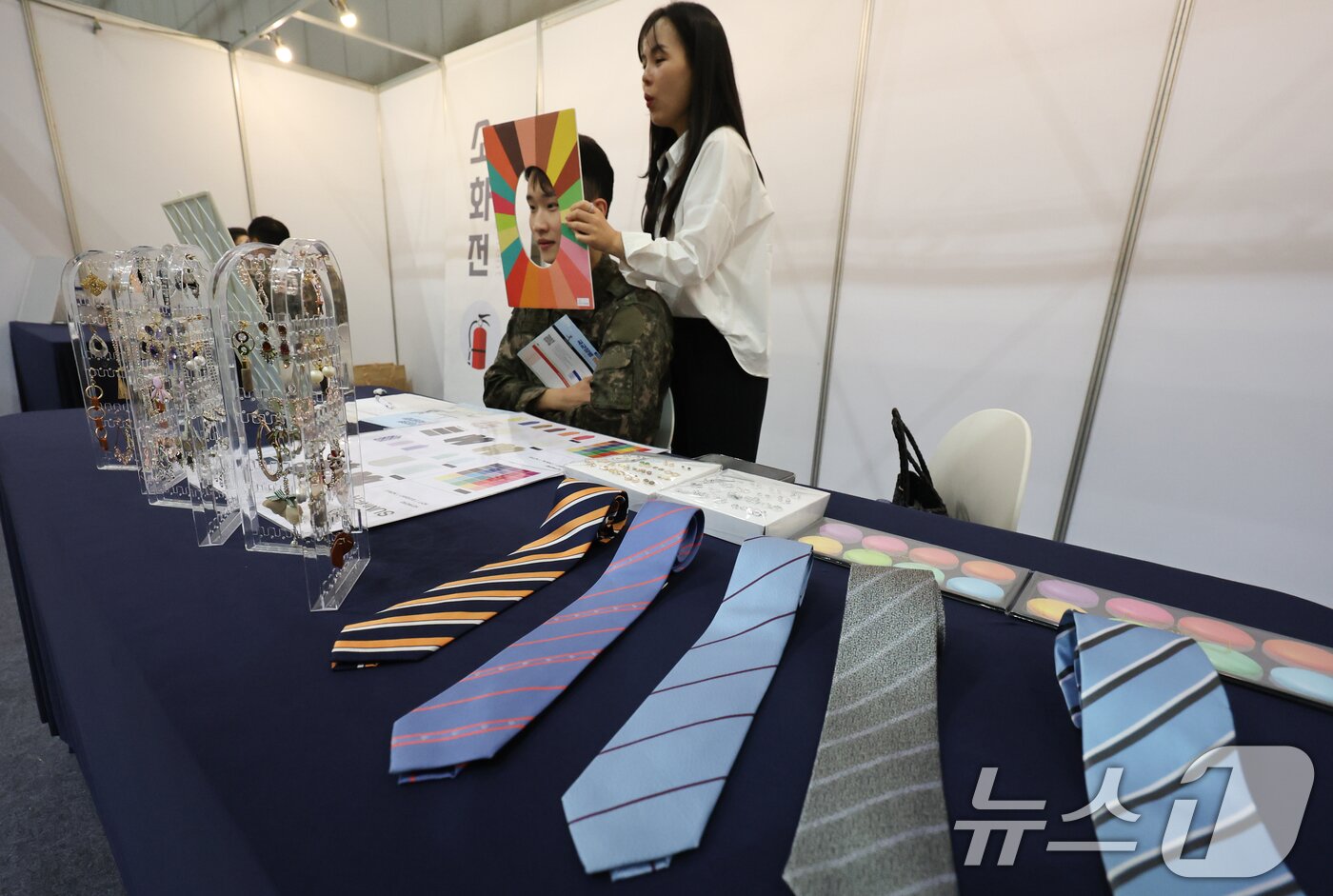본문 이미지 - 7일 경기 고양시 킨텍스에서 열린 국군장병 취업박람회에서 장병들이 퍼스널 컬러 상담을 받고 있다. 2025.5.7/뉴스1 ⓒ News1 허경 기자