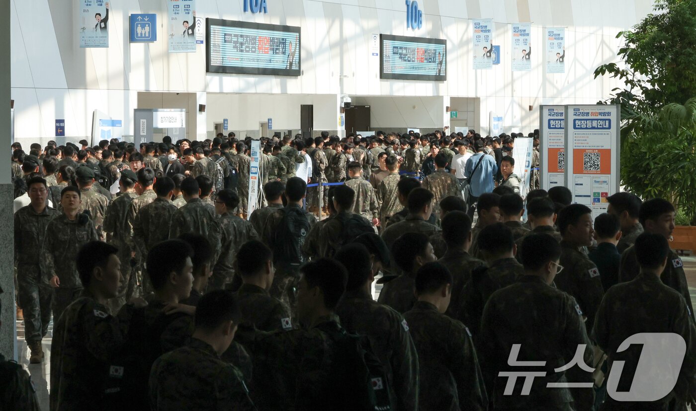 본문 이미지 - 7일 경기 고양시 킨텍스에서 열린 국군장병 취업박람회에서 장병들이 입장을 기다리고 있다. 2025.5.7/뉴스1 ⓒ News1 허경 기자