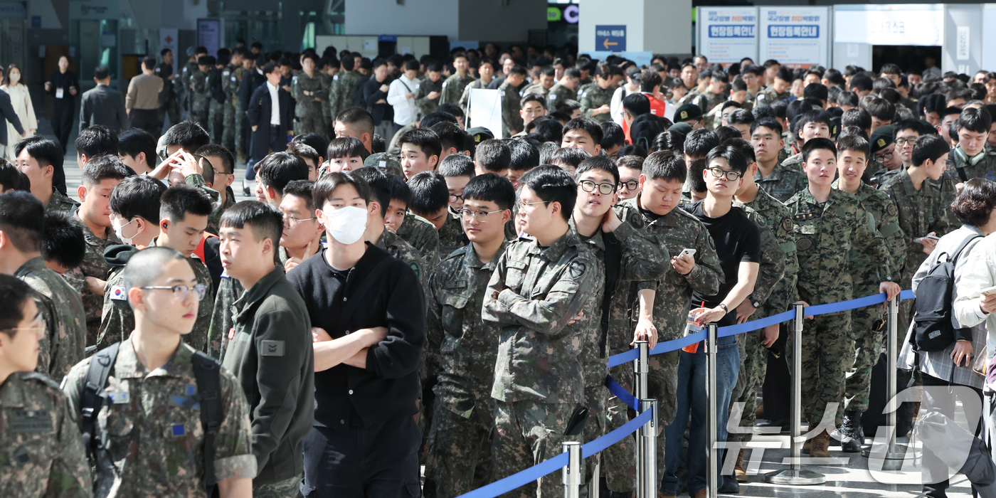 (고양=뉴스1) 허경 기자 = 7일 경기 고양시 킨텍스에서 열린 국군장병 취업박람회에서 장병들이 입장을 기다리고 있다. 2025.5.7/뉴스1