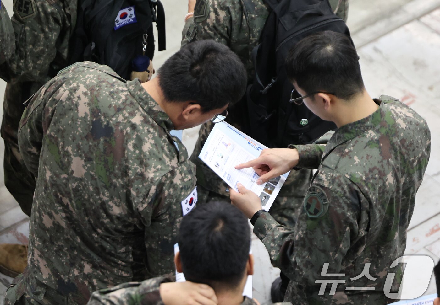 본문 이미지 - 7일 경기 고양시 킨텍스에서 열린 국군장병 취업박람회에서 장병들이 안내 책자를 보고 있다. 2025.5.7/뉴스1 ⓒ News1 허경 기자