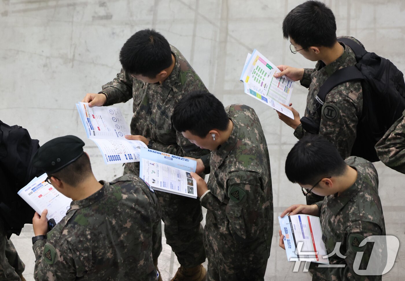 본문 이미지 - 7일 경기 고양시 킨텍스에서 열린 국군장병 취업박람회에서 장병들이 안내 책자를 보고 있다. 2025.5.7/뉴스1 ⓒ News1 허경 기자