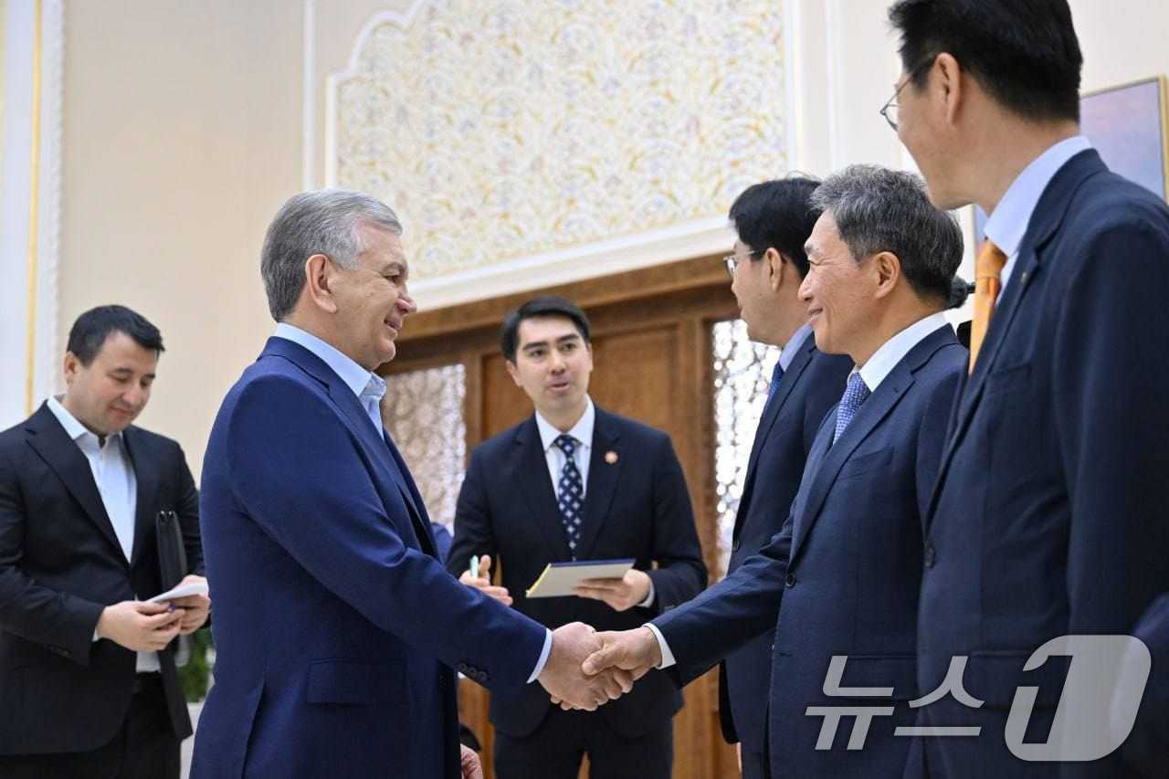 (서울=뉴스1) = 이학재 인천국제공항공사 사장이 지난 1일 우즈베키스탄 우르겐치 공항 내 VIP실에서 진행된 우즈베키스탄 대통령 면담 및 사업설명회에서 삽카드 미르지요예프 우즈베 …