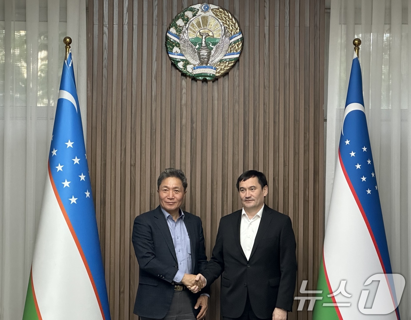 (서울=뉴스1) = 이학재 인천국제공항공사 사장이 지난 29일 우즈베키스탄 교통부 회의실에서 진행된 우르겐치공항 개발사업 관렵 우즈벡 교통부장관 면담에서 일훔 루스타모비치 막하모브 …
