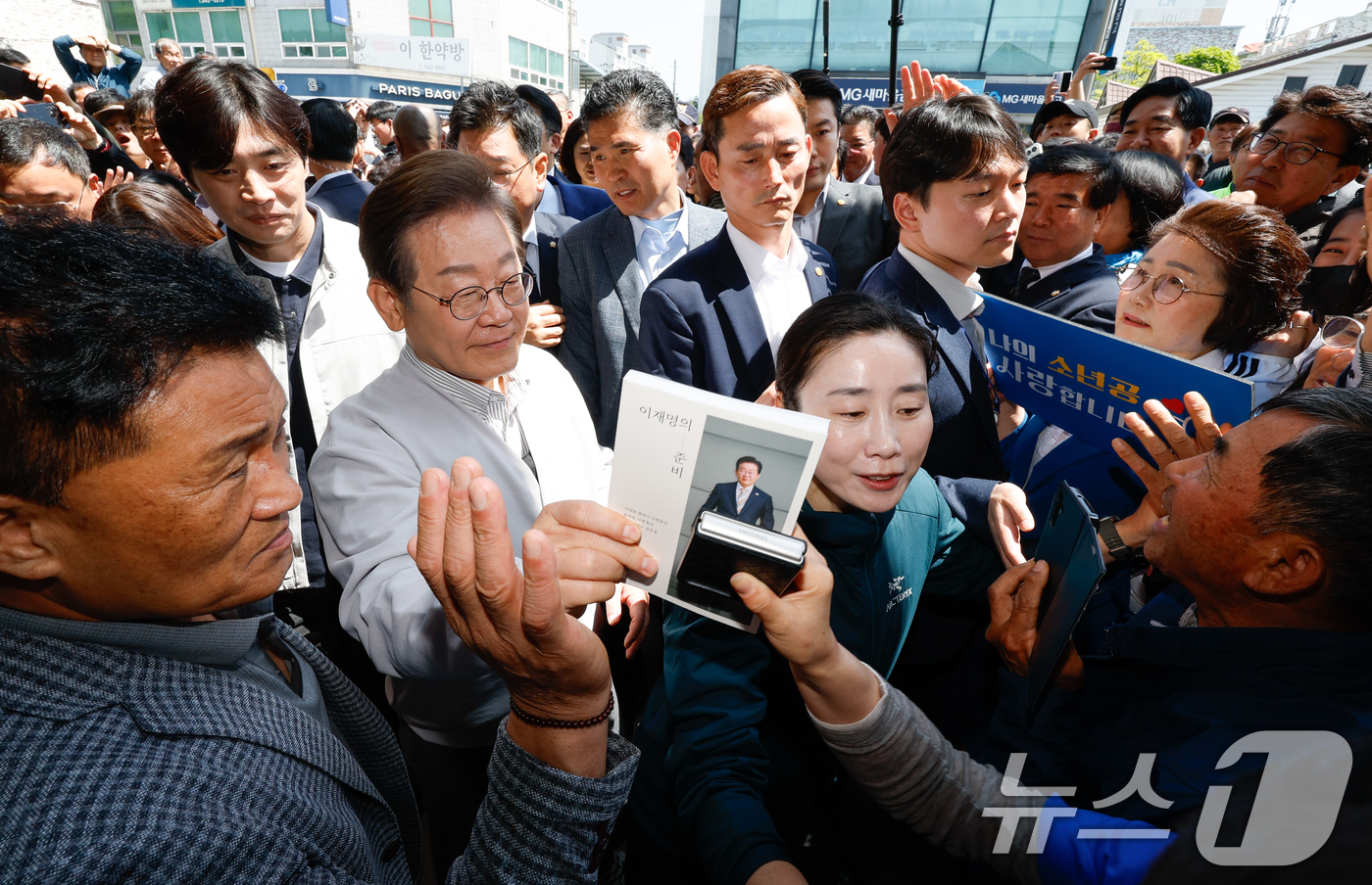 (임실=뉴스1) 안은나 기자 = 이재명 더불어민주당 대통령 후보가 2차 골목골목 경청투어 마지막 날인 7일 오전 전북 임실군 임실시장을 찾아 사인 요청을 받고 있다. 2025.5. …