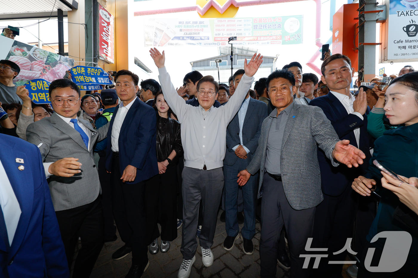 (임실=뉴스1) 안은나 기자 = 이재명 더불어민주당 대통령 후보가 2차 골목골목 경청투어 마지막 날인 7일 오전 전북 임실군 임실시장을 찾아 인사하고 있다. 2025.5.7/뉴스1 …