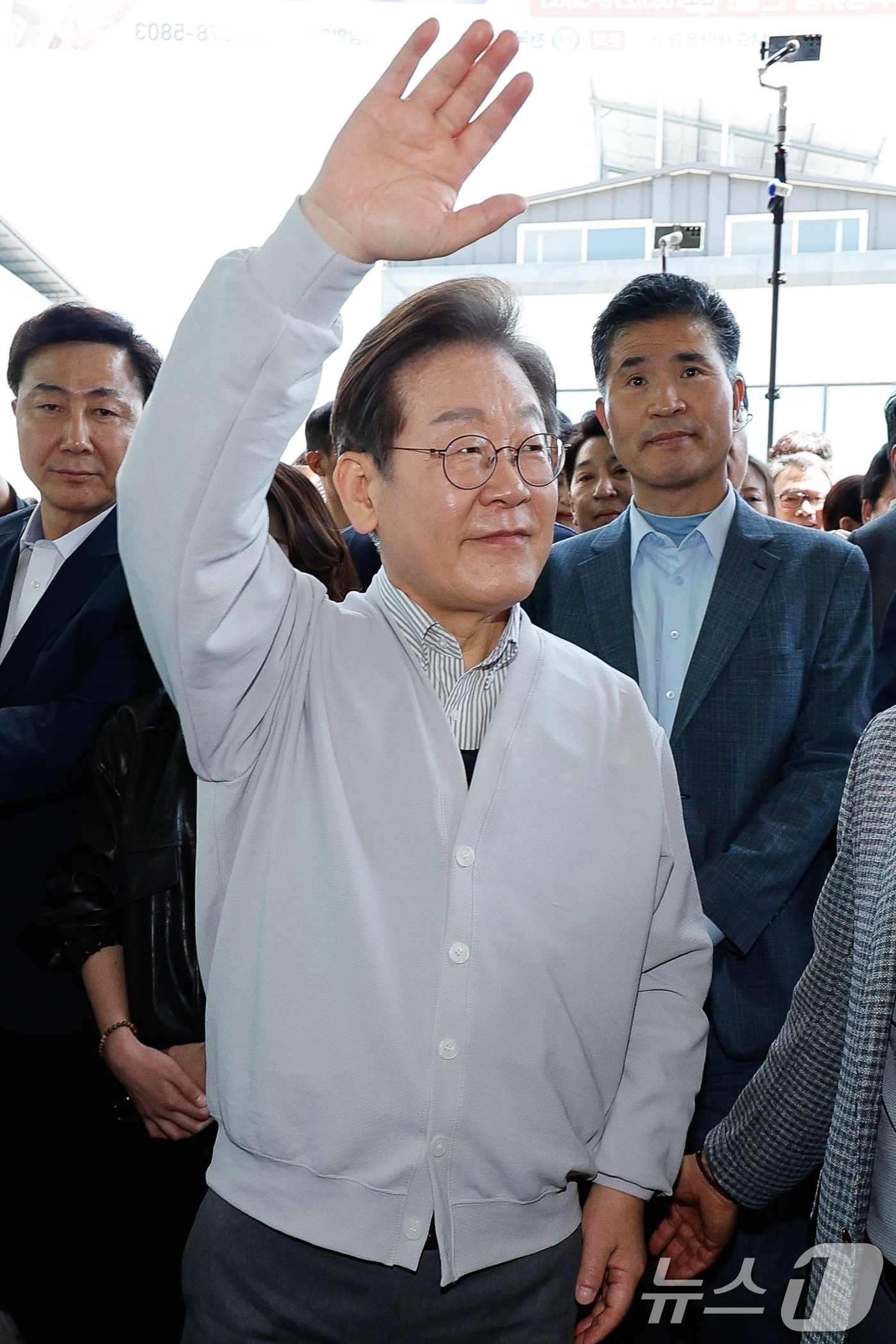 (임실=뉴스1) 안은나 기자 = 이재명 더불어민주당 대통령 후보가 2차 골목골목 경청투어 마지막 날인 7일 오전 전북 임실군 임실시장을 찾아 인사하고 있다. 2025.5.7/뉴스1 …