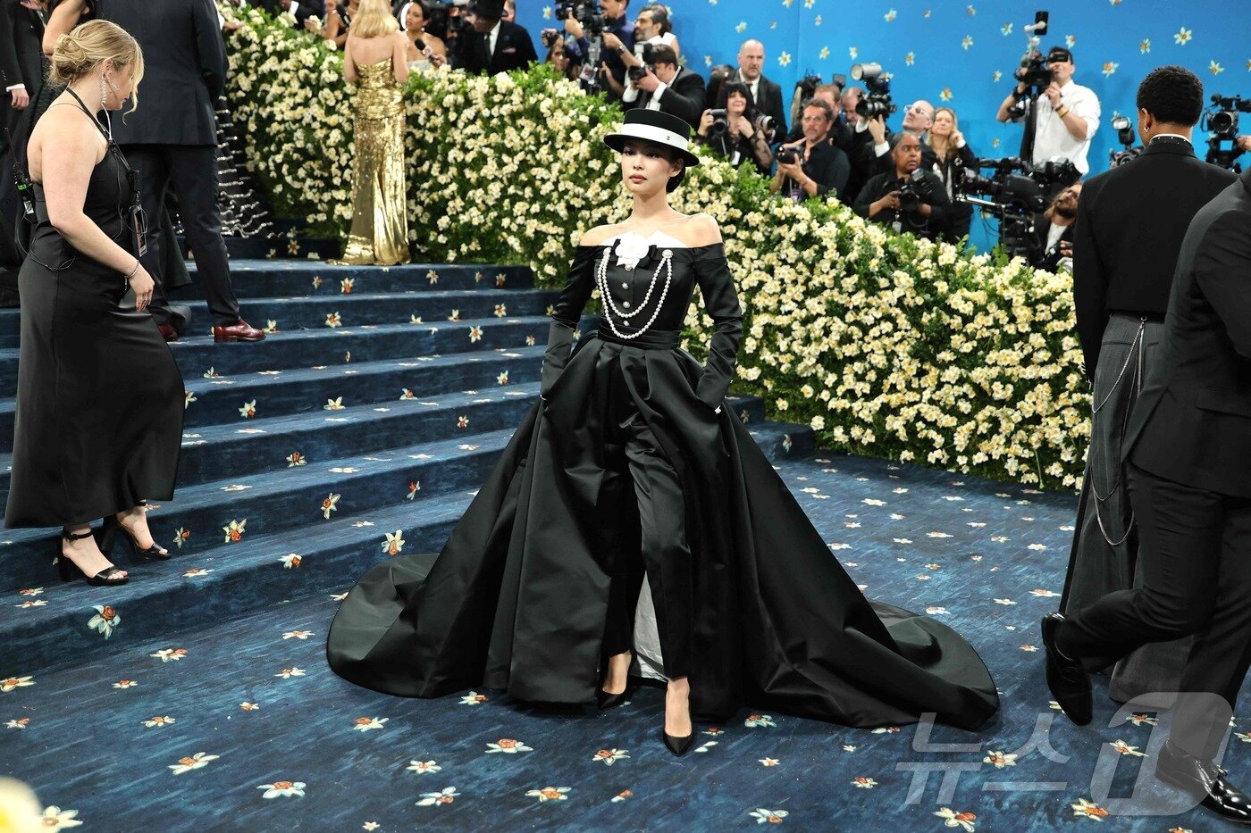 본문 이미지 - 블랙핑크 제니가 5일(현지시간) 미국 뉴욕 메트로폴리탄 미술관에서 열린 '2025 메트 갈라'에서 포즈를 취하고 있다. ⓒ AFP=뉴스1