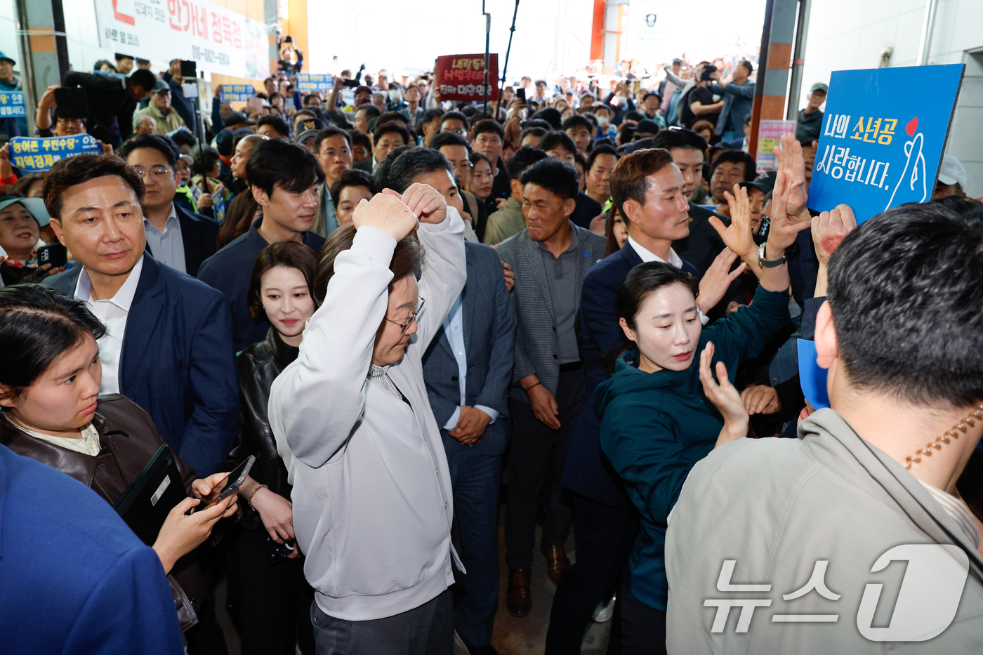 (임실=뉴스1) 안은나 기자 = 이재명 더불어민주당 대통령 후보가 2차 골목골목 경청투어 마지막 날인 7일 오전 전북 임실군 임실시장을 찾아 인사하고 있다. 2025.5.7/뉴스1 …