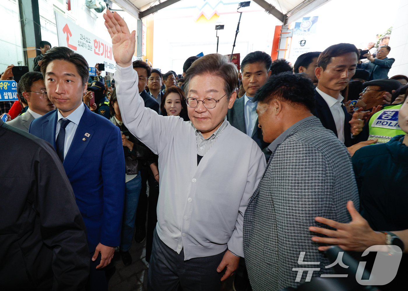 (임실=뉴스1) 안은나 기자 = 이재명 더불어민주당 대통령 후보가 2차 골목골목 경청투어 마지막 날인 7일 오전 전북 임실군 임실시장을 찾아 인사하고 있다. 2025.5.7/뉴스1 …