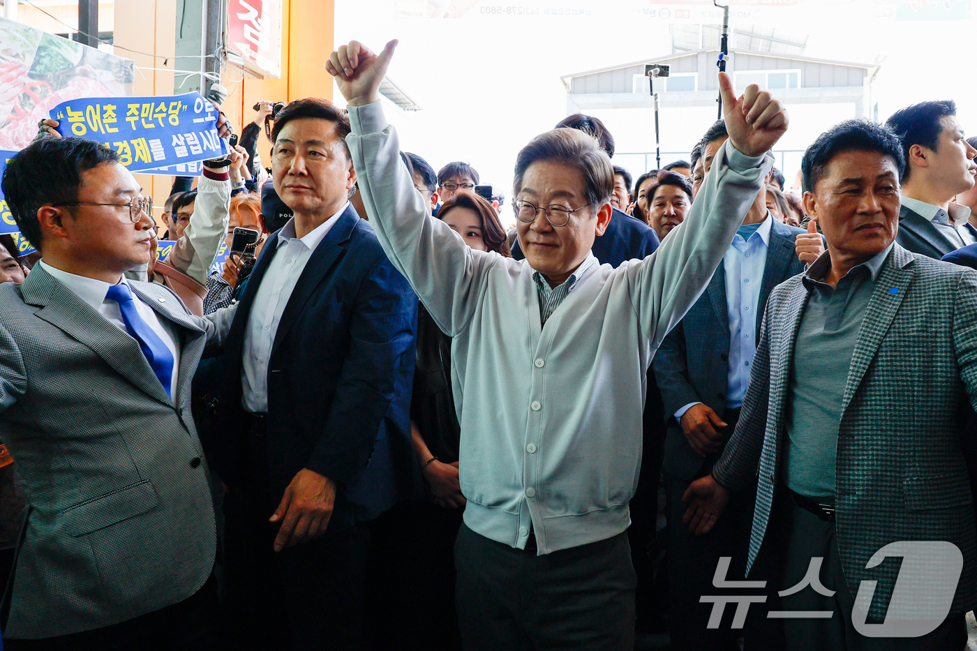 (임실=뉴스1) 안은나 기자 = 이재명 더불어민주당 대통령 후보가 2차 골목골목 경청투어 마지막 날인 7일 오전 전북 임실군 임실시장을 찾아 인사하고 있다. 2025.5.7/뉴스1 …